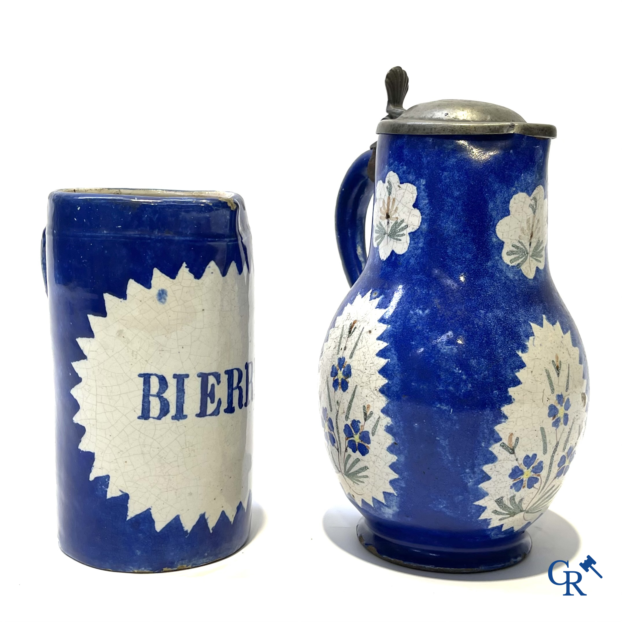 Brussels aardewerk. 3 kannen met tinnen deksel en een bierkan in gedecoreerd Brussels aardewerk. 18e-19e eeuw.