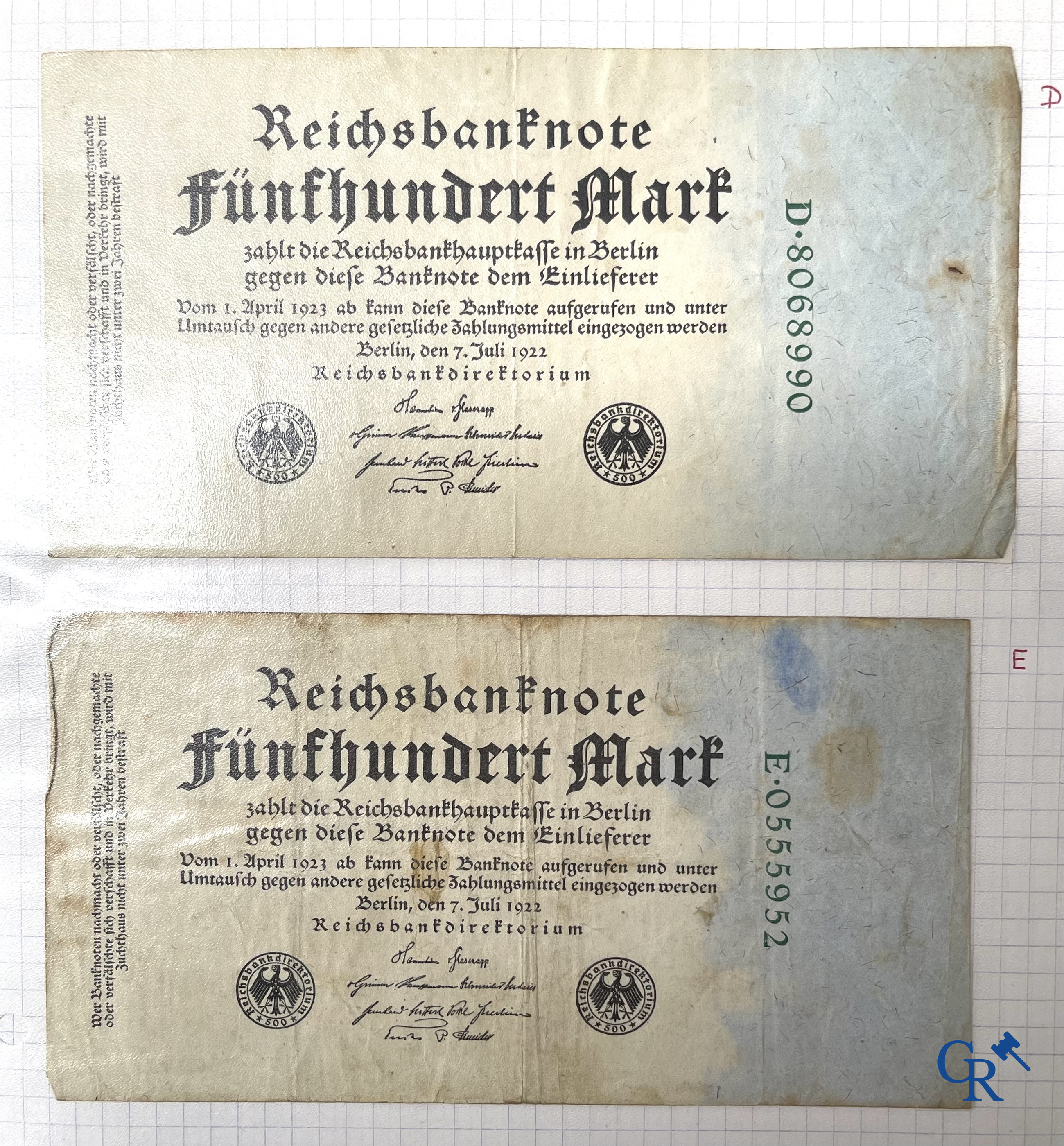 Oude munten en bankbiljetten. Een grote verzameling oude munten en bankbiljetten. Meerdere munten in zilver.