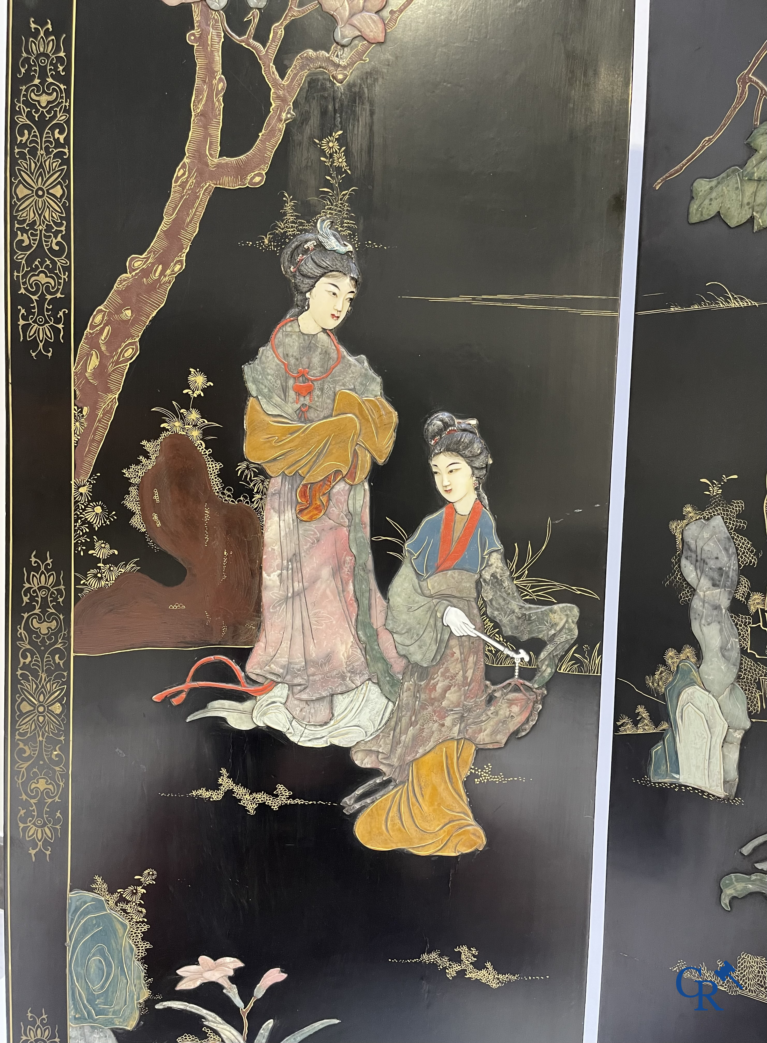 Asian Art. Large room devider in Chinese lacquerware set with various types of stone and inlays. 1st half of the 20th century.