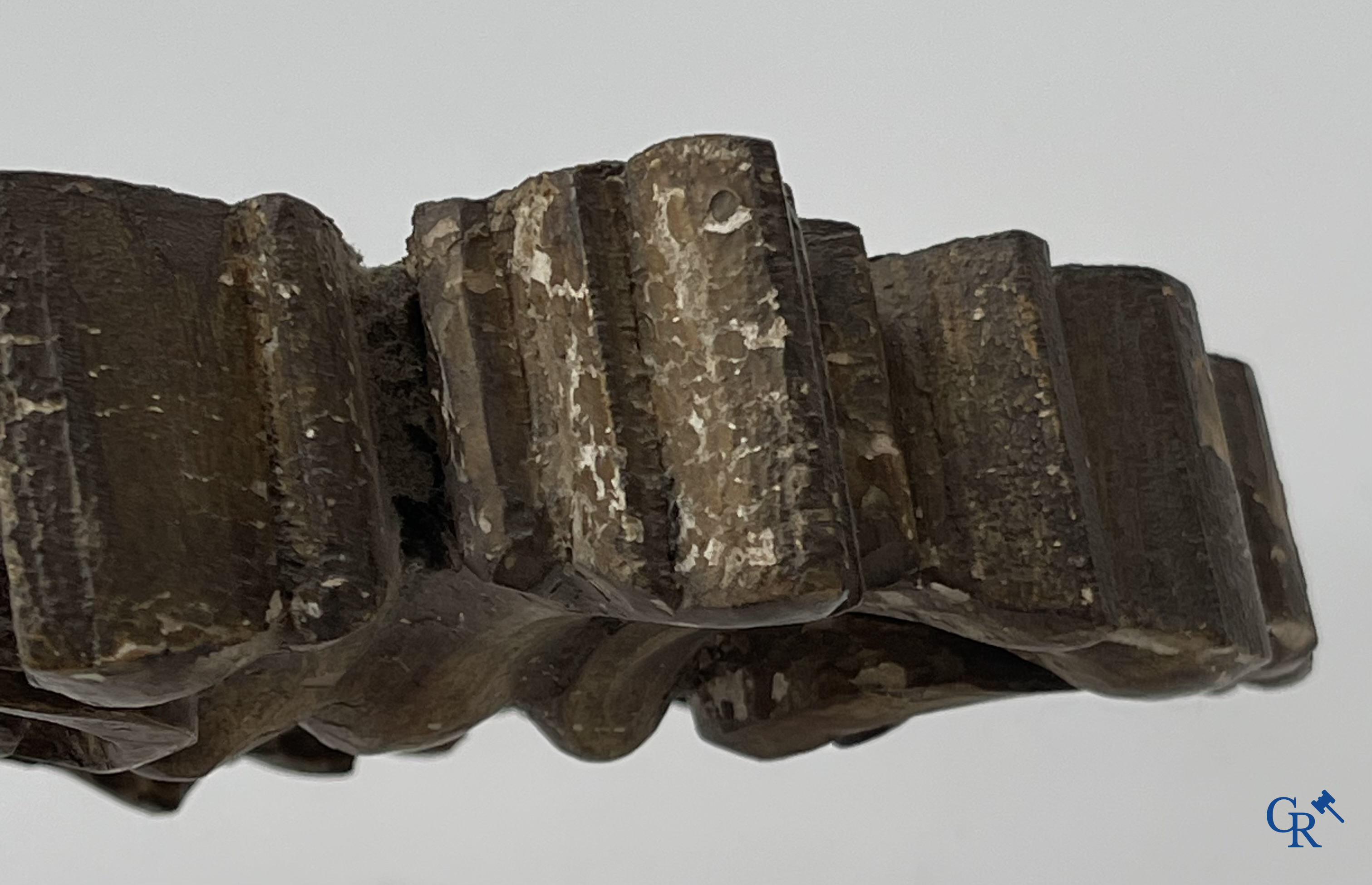 Religieuze Objecten. Barok. Een hout gesculpteerd hoofd van een engel en een ornament in gesculpteerd hout. 18e eeuw.