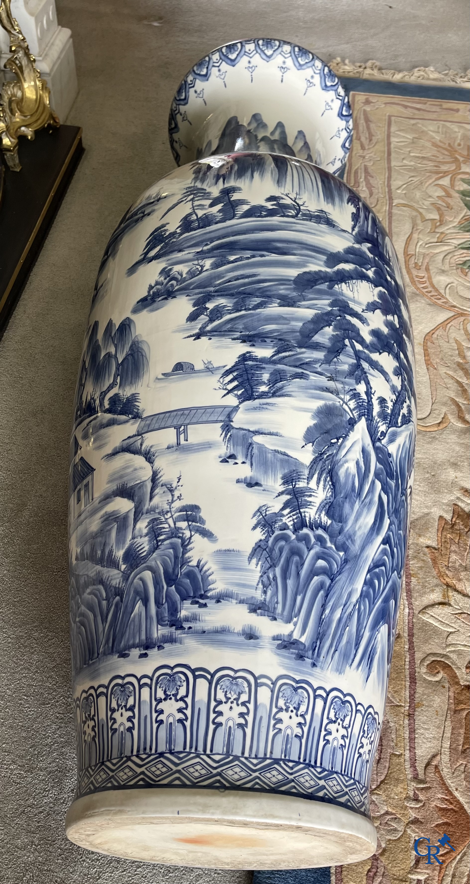 Aziatica, Chinees porselein. Een imposant paar Chinese vazen in blauw-wit porselein. Decor van krijgers. 20ste eeuw.