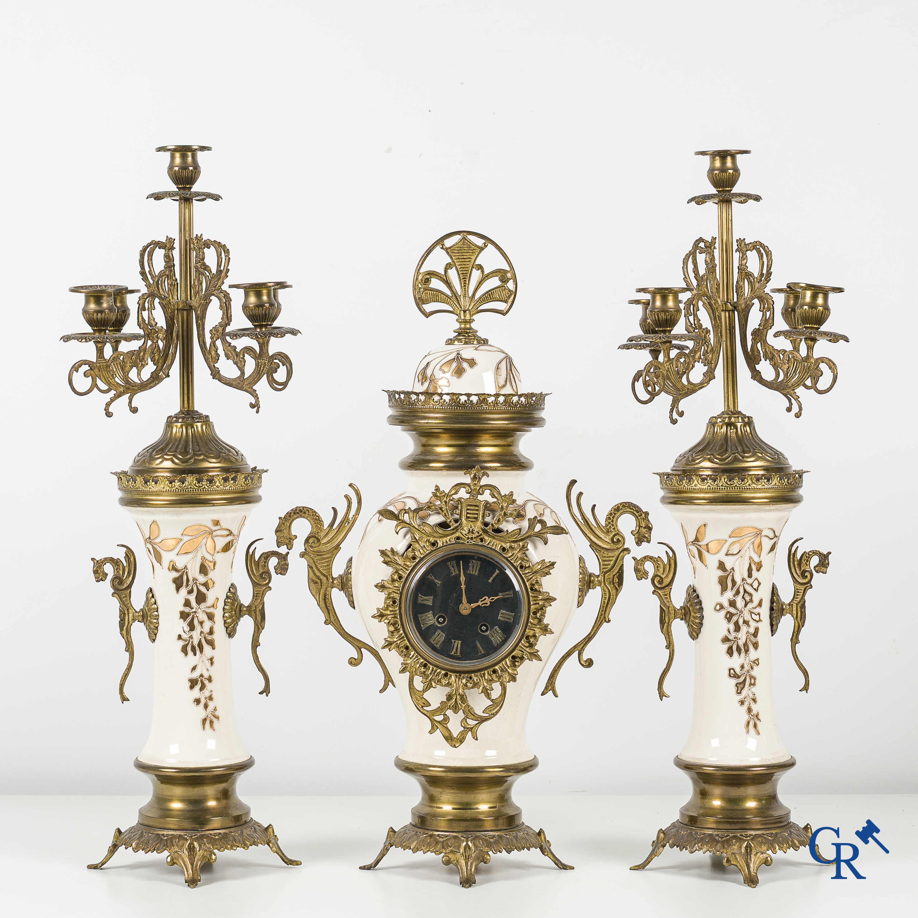 Art Nouveau. Lot bestaande uit een klokstel in faience en brons en een paar geëmailleerde opaline vazen.