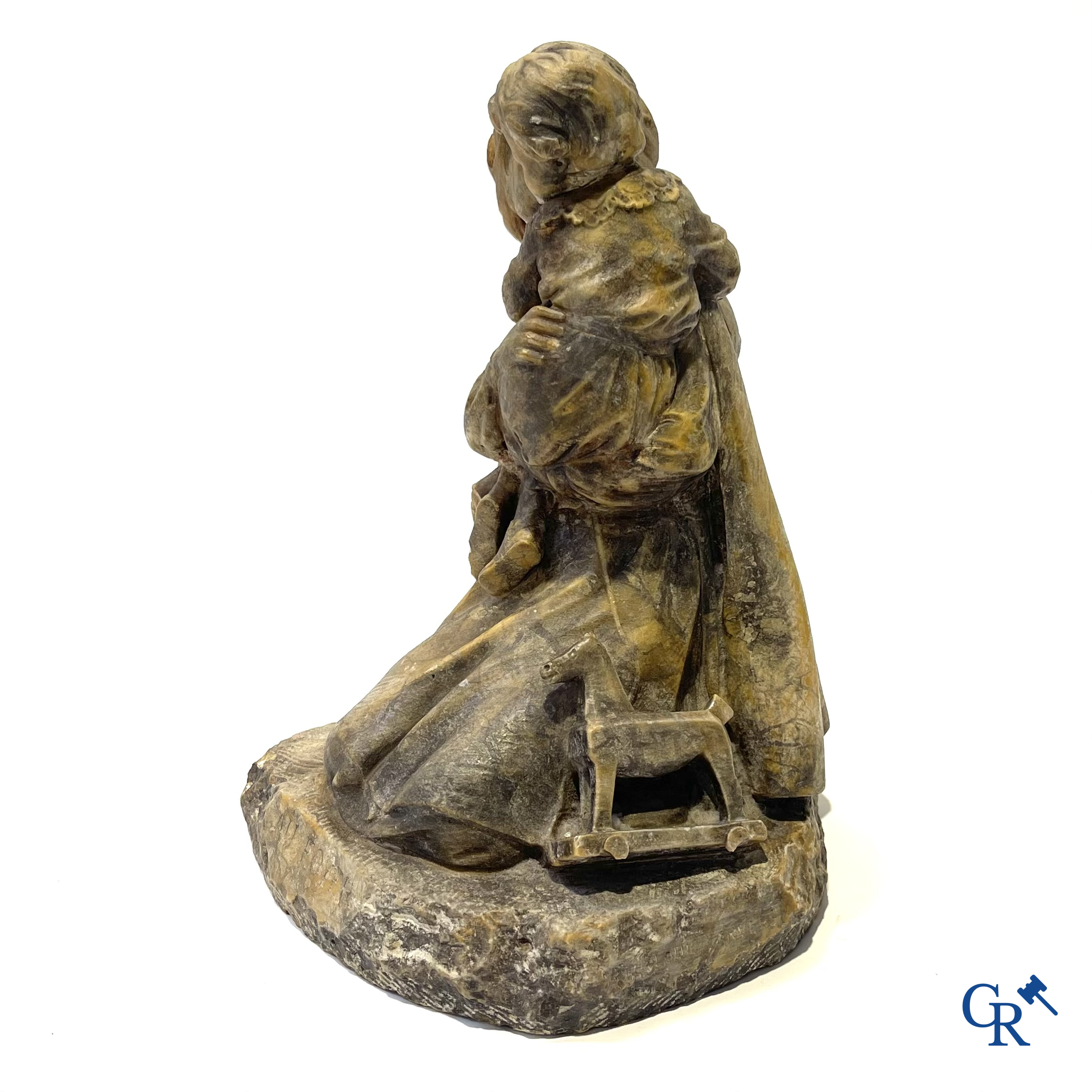 Louis J. Convers (1860-1915) Franse beeldhouwer. "Au Foyer" Moeder met kind in gesculpteerd gesteente. Circa 1900.