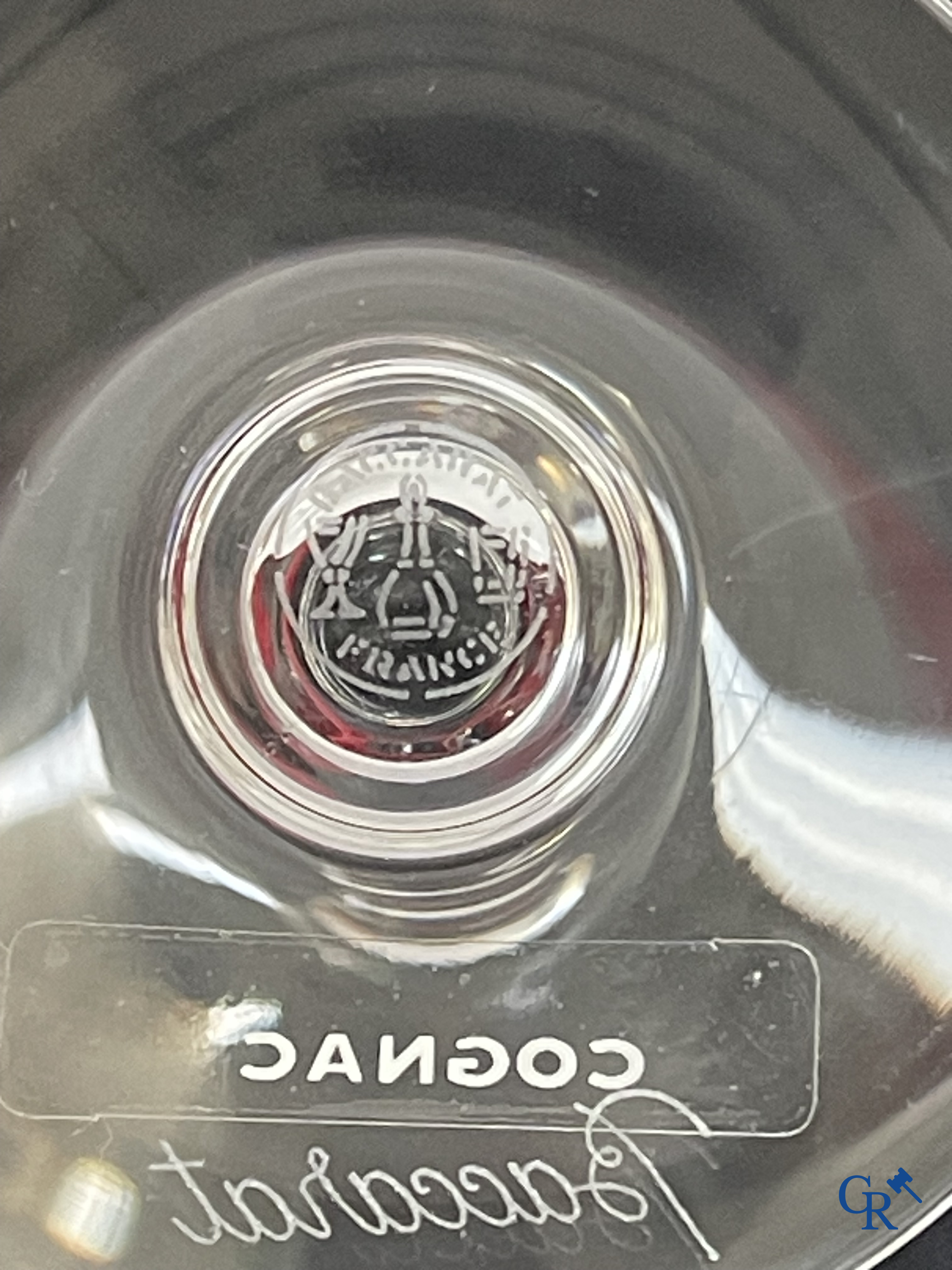Baccarat. Een reeks van 12 kristallen cognac glazen in hun originele rode doos. Gesigneerd. Nieuwstaat.