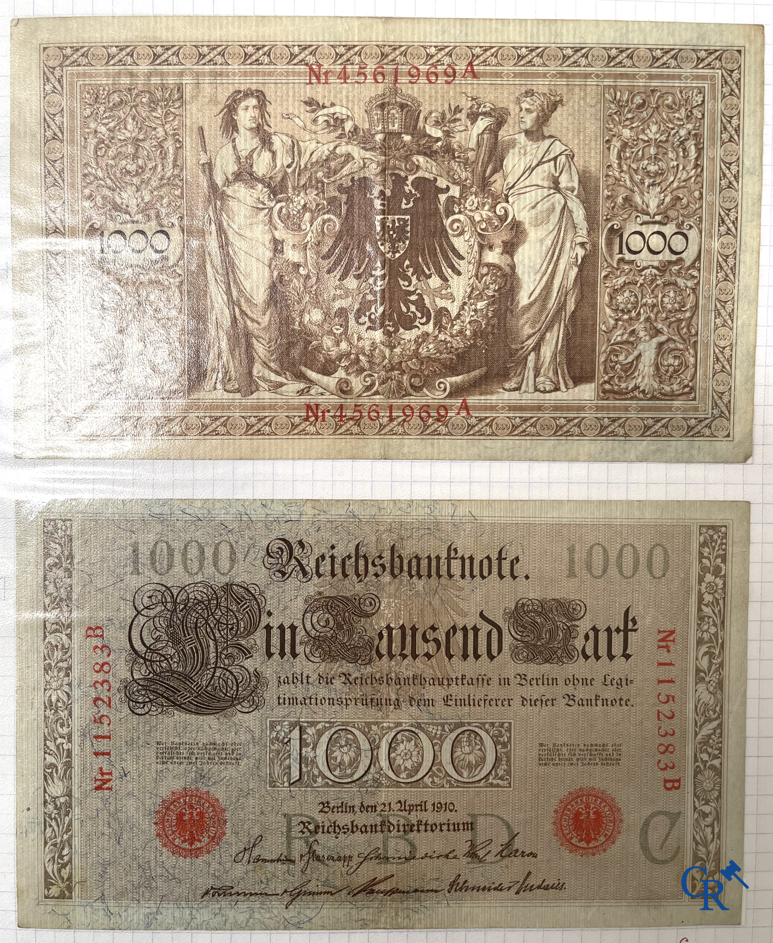 Oude munten en bankbiljetten. Een grote verzameling oude munten en bankbiljetten. Meerdere munten in zilver.