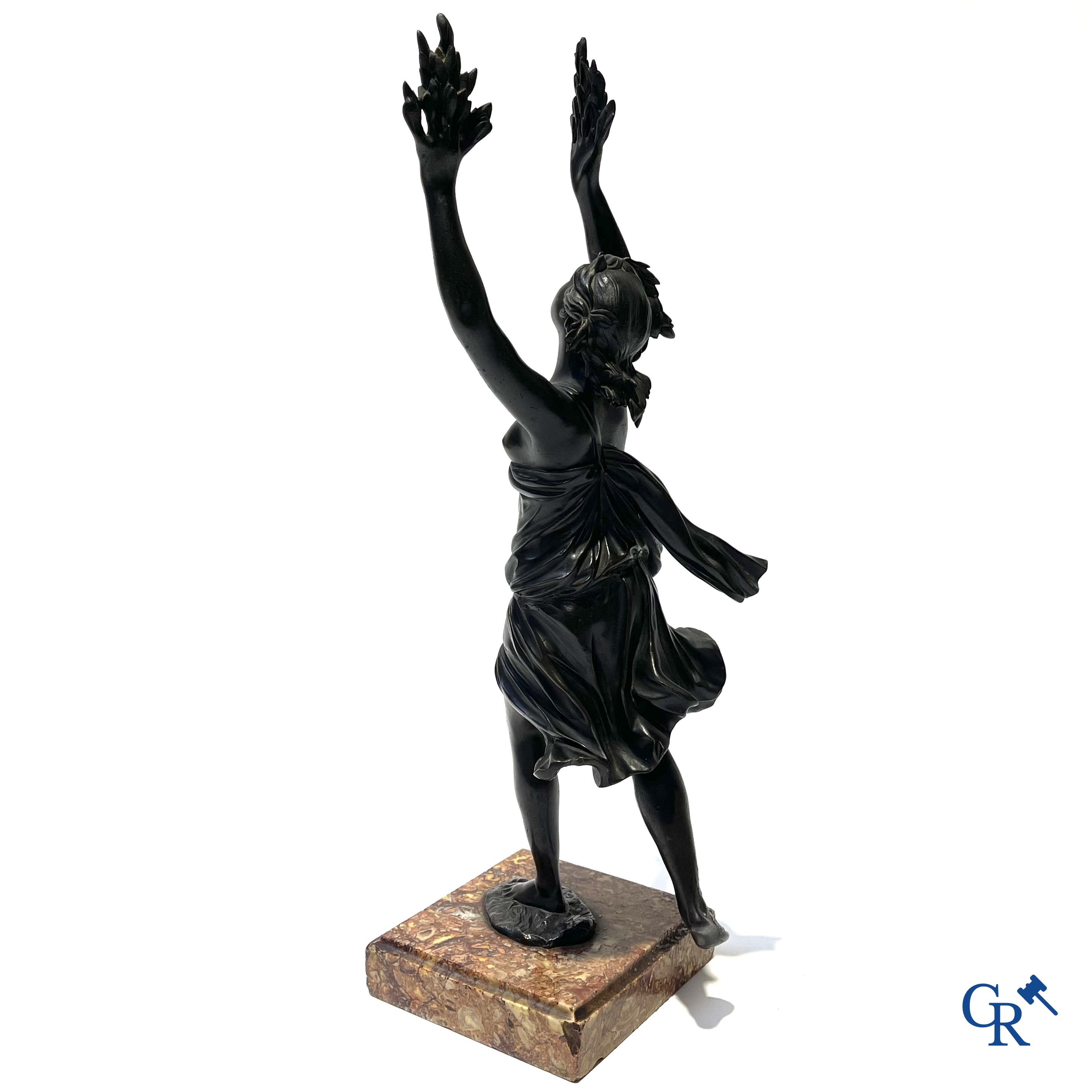 Bronzen beeld in de antieke stijl met voorstelling van Daphne, naar de Griekse mythe van Apollo en Daphne. 19e eeuw.