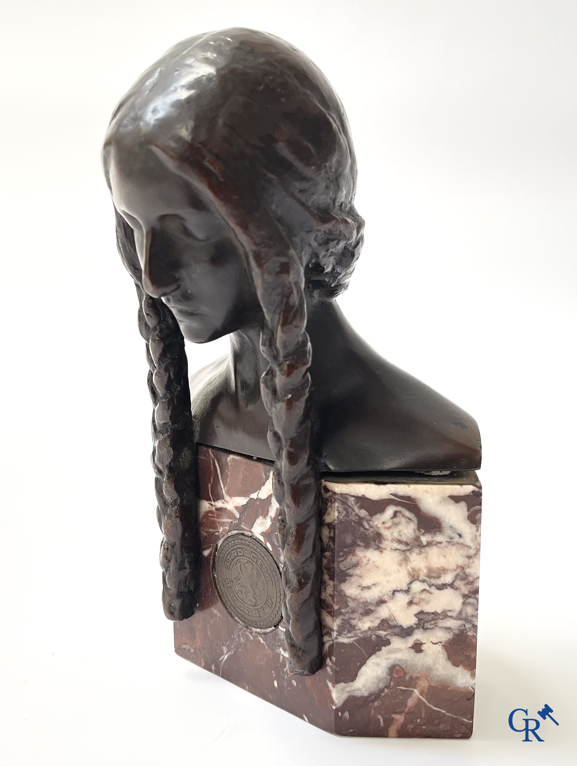 Dominique Van Den Bossche (1854-1906) Bronzen buste van een meisje op een marmer sokkel. Ingewerkte medaille stad Gent.