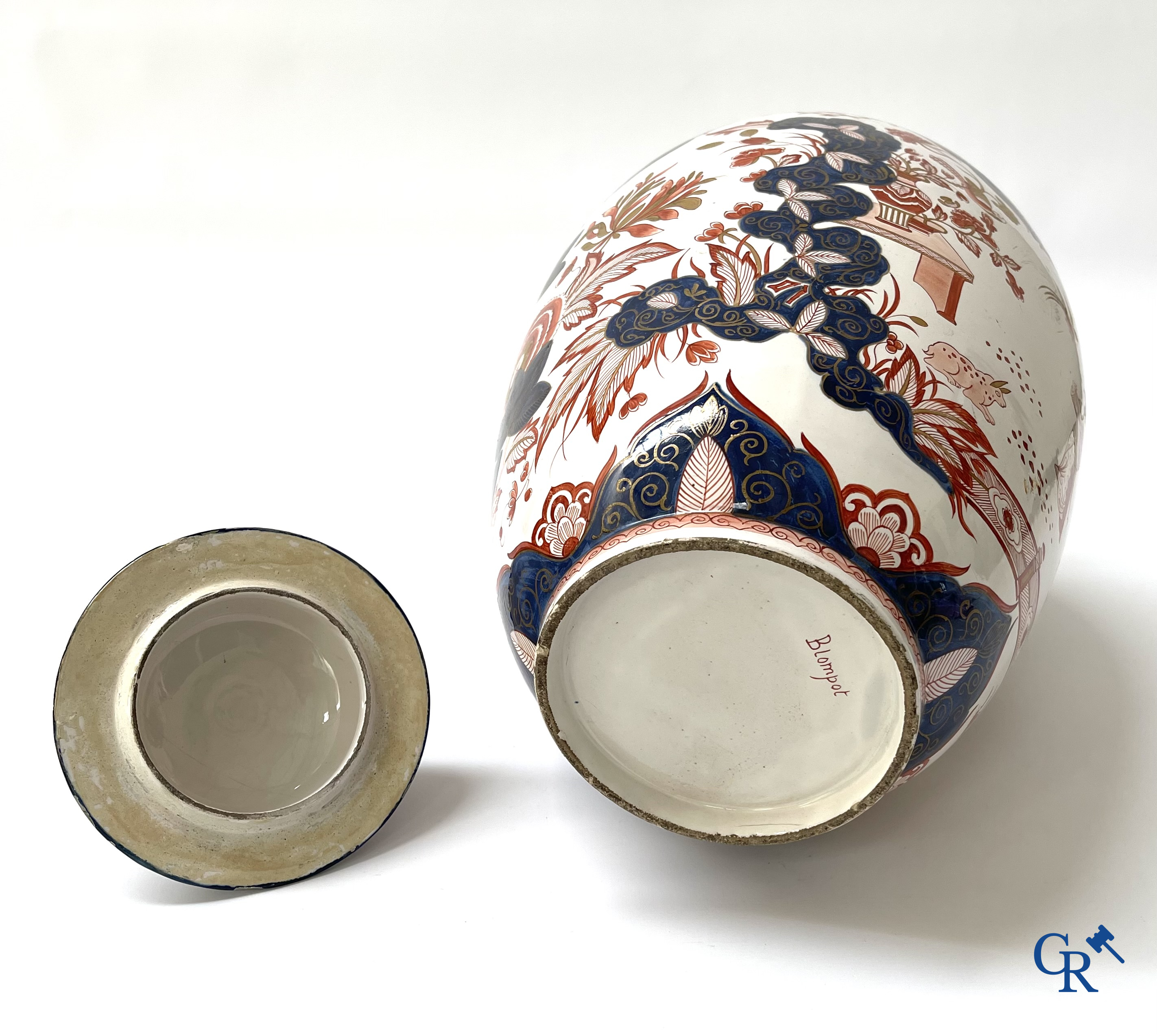 Delft. Een grote dekselvaas met Imari decor in Delfts aardewerk, gemerkt Blompot (De Vergulde Bloempot). 19e eeuw.