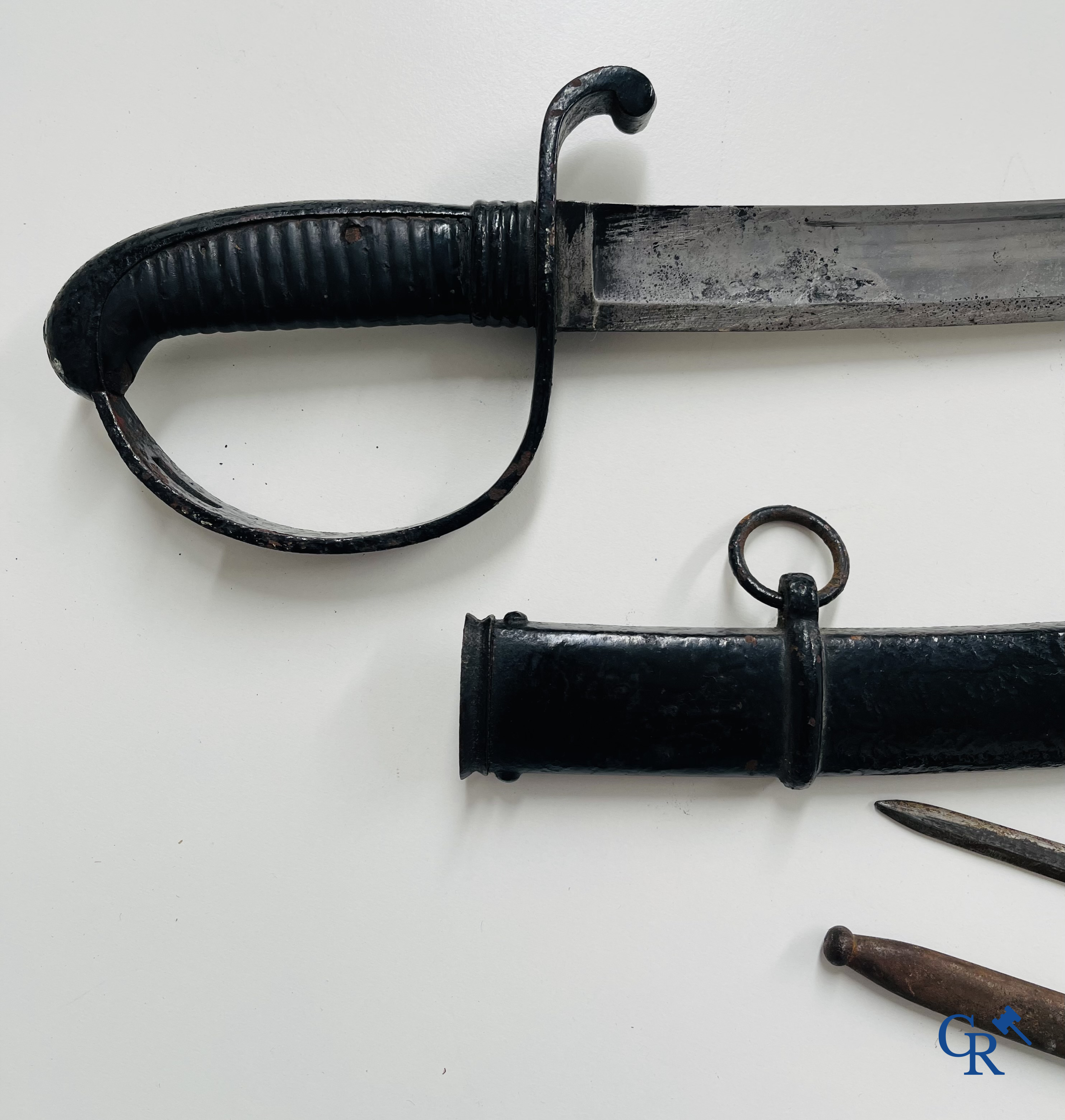 Militaria. W.K & Cie Solingen. Een zwaard met schede gemerkt met gekroonde L. 14. Een bajonet bijgevoegd. (genummerd)