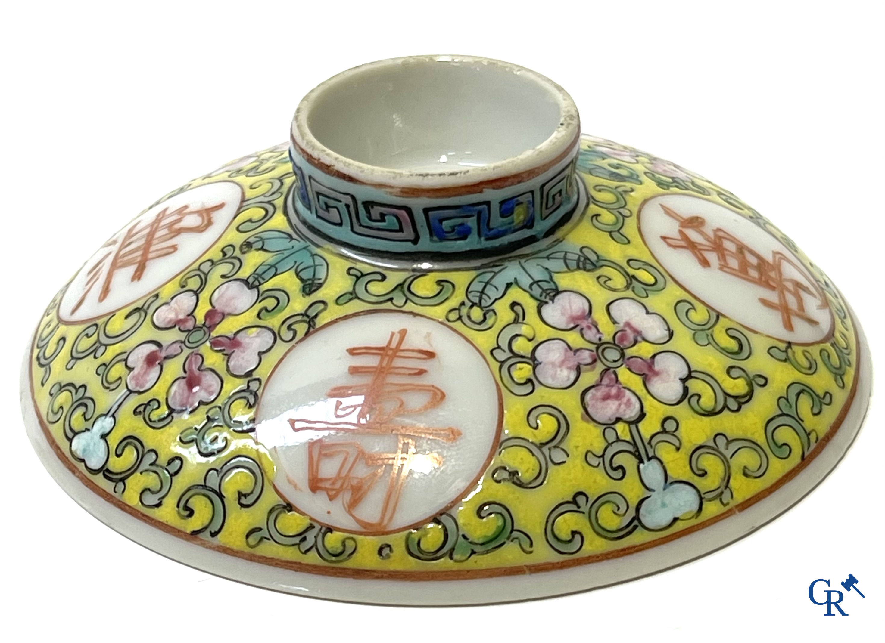 Aziatica, Chinees porselein. Een paar fijn gedecoreerde famille rose kopjes met deksel. Gemerkt.