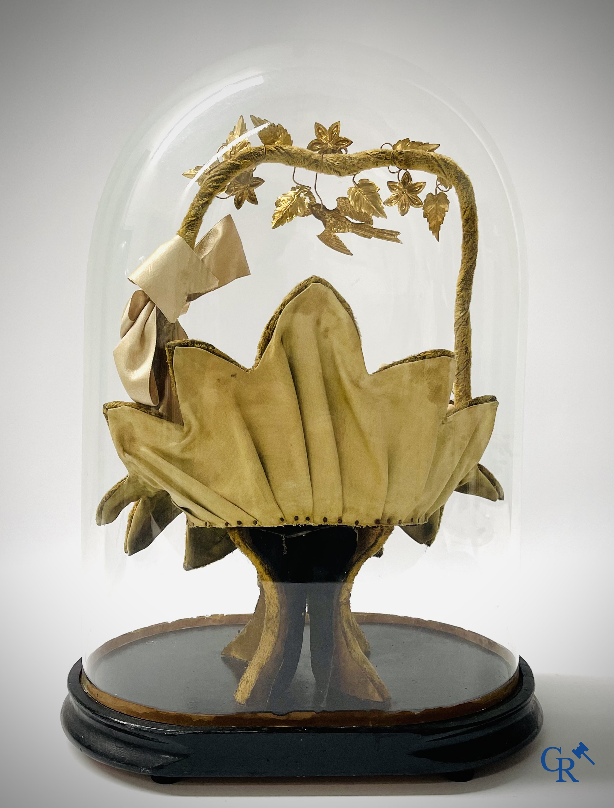 2 globes in glas met een bruidsboeket op sokkel bewerkt met ornamenten in vergulde messing. Circa 1900.