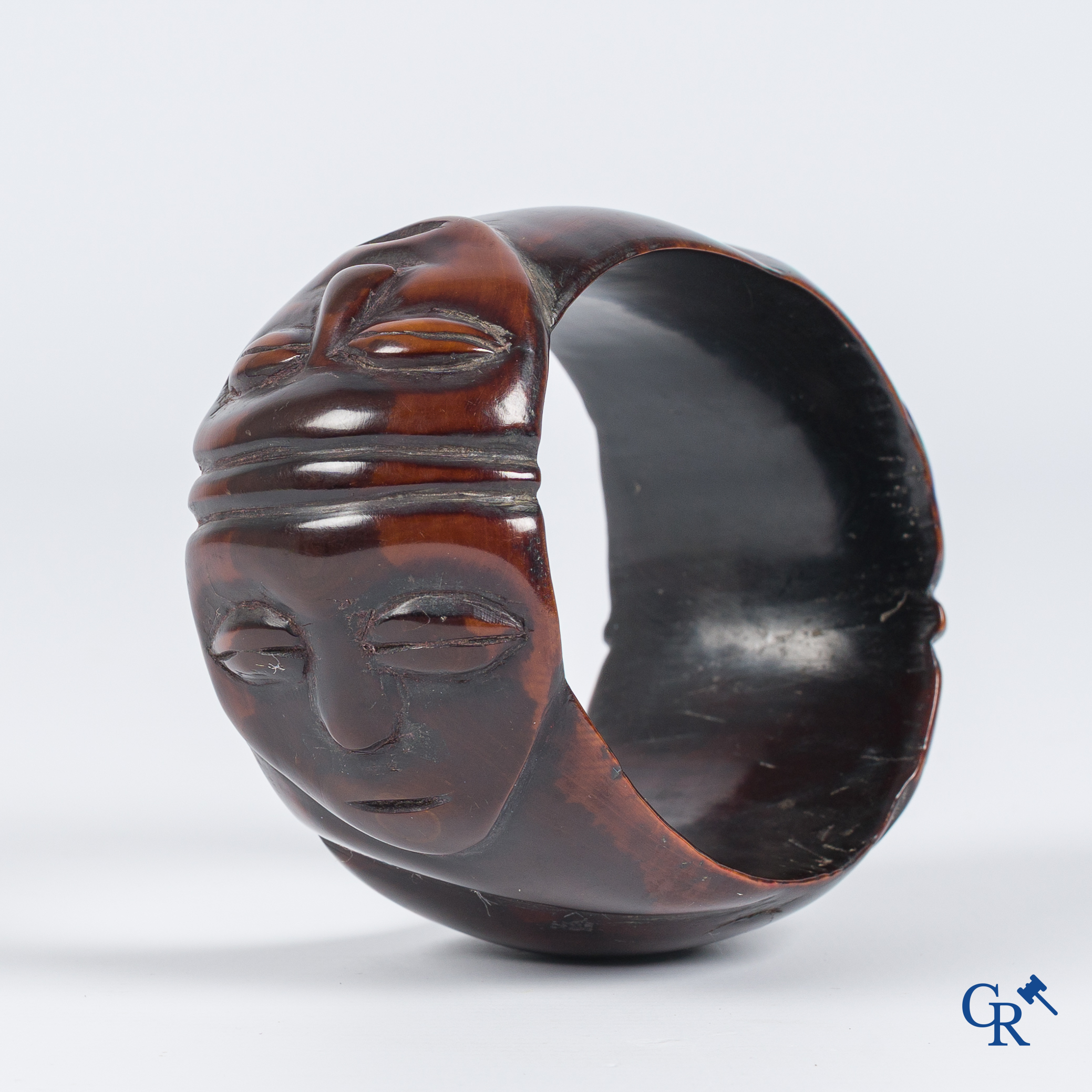 Tribal Art. Een Afrikaanse fijn gesneden armband.