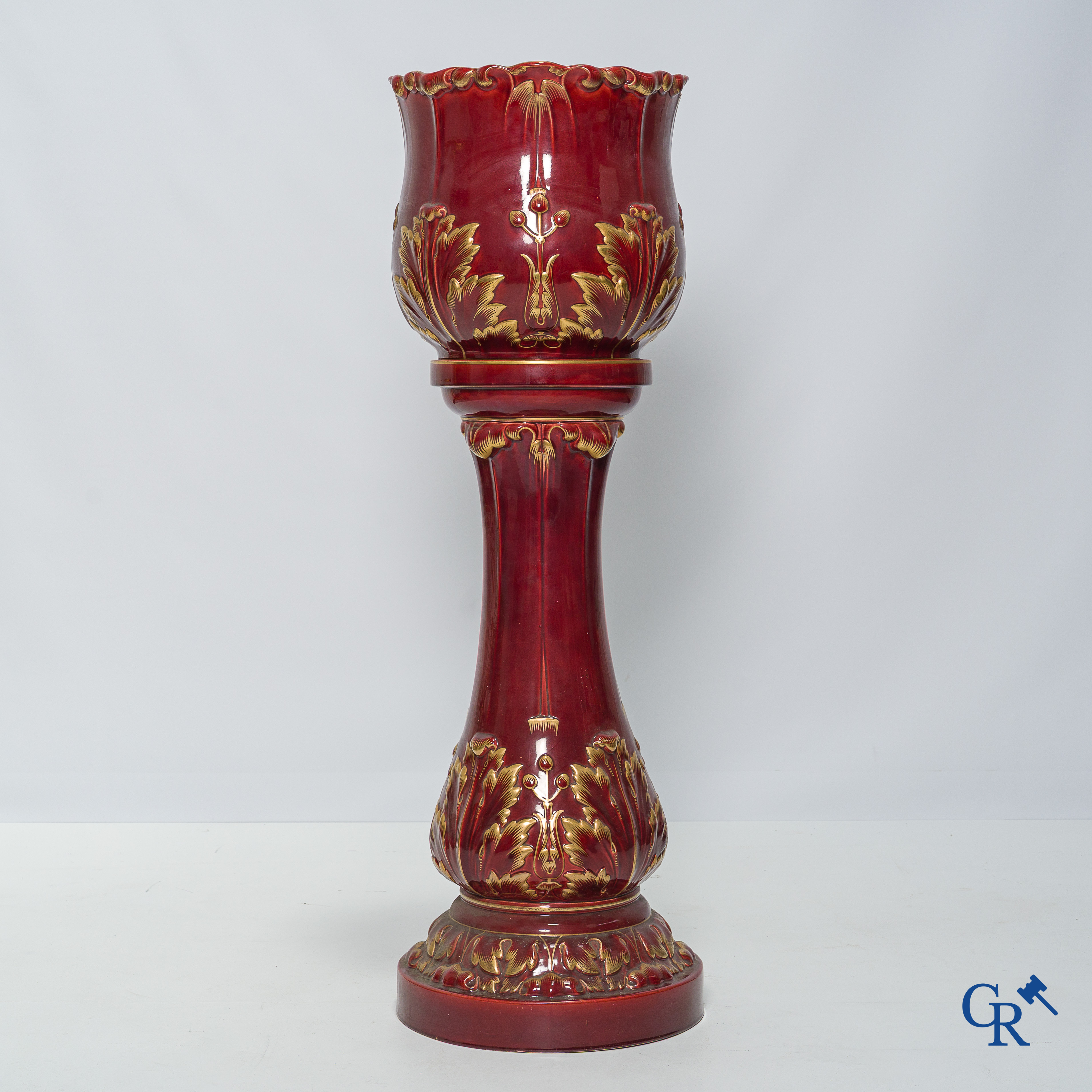 Art Nouveau, Sarreguemines. Een cache pot in geëmailleerde faience of barbotine op bijhorende staander. Circa 1910.