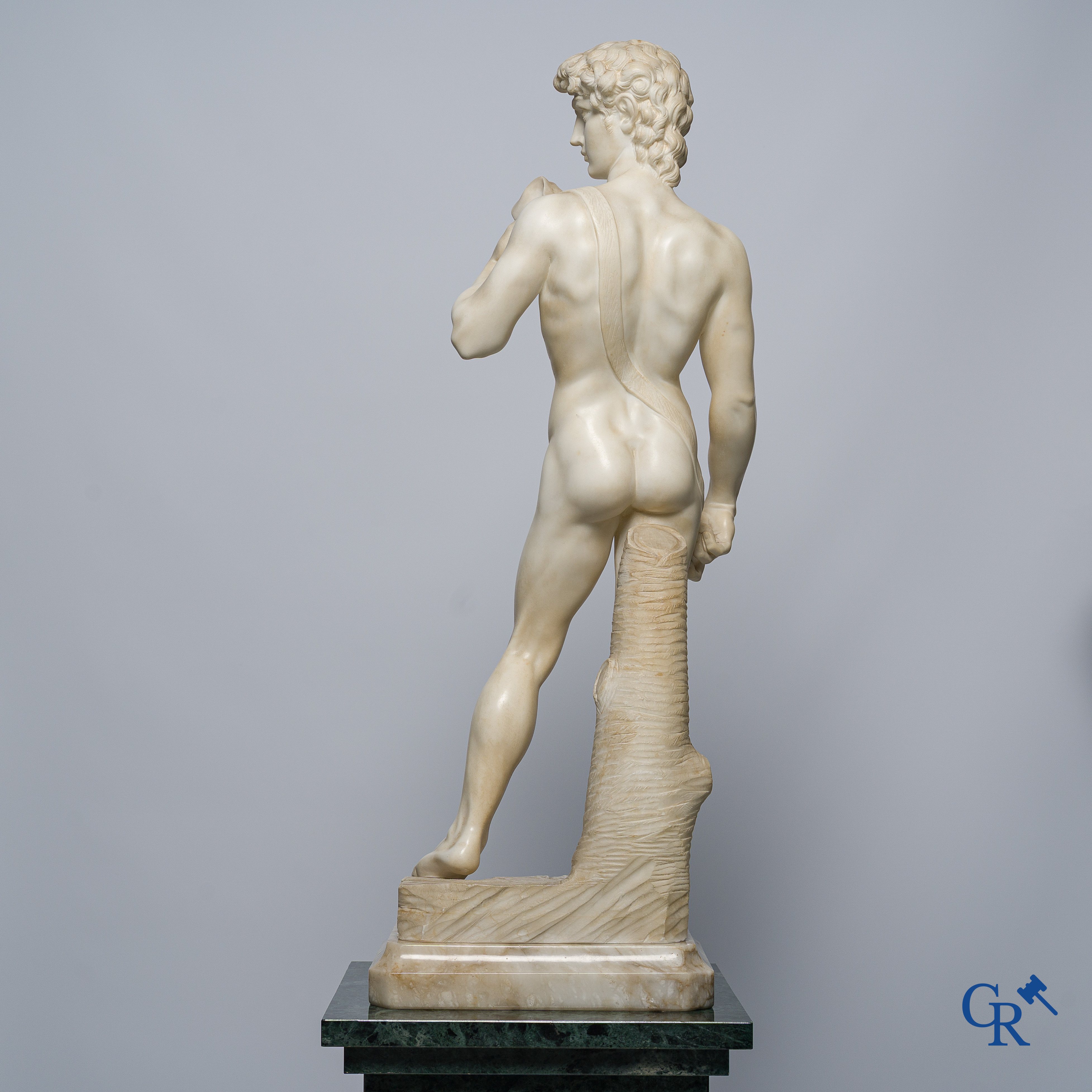 Michelangelo (naar) In de antieke stijl. Voorstelling van David in gesculpteerde marmer. Midden 20ste eeuw.