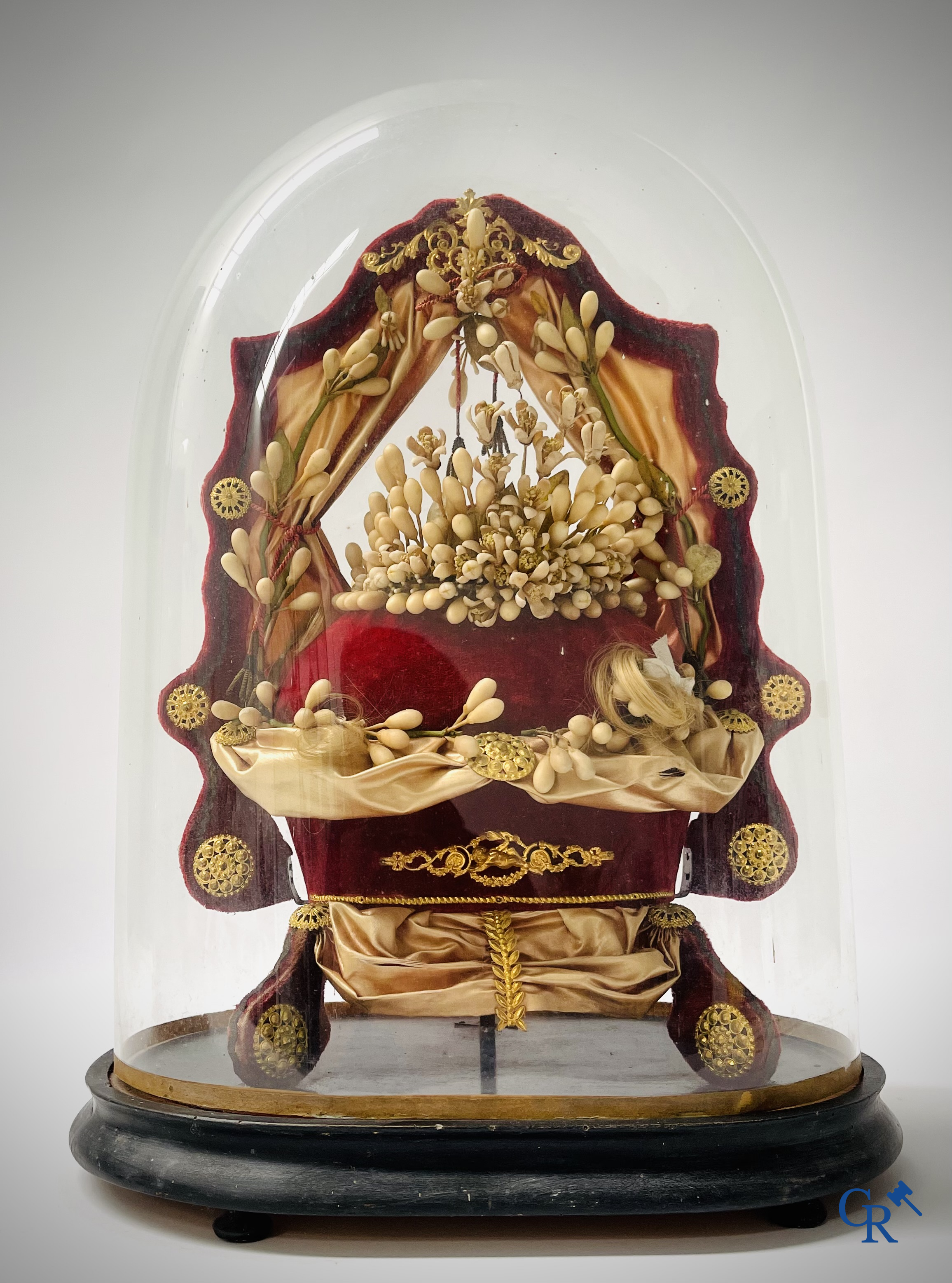 2 globes in glas met een bruidsboeket op sokkel bewerkt met ornamenten in vergulde messing. Circa 1900.