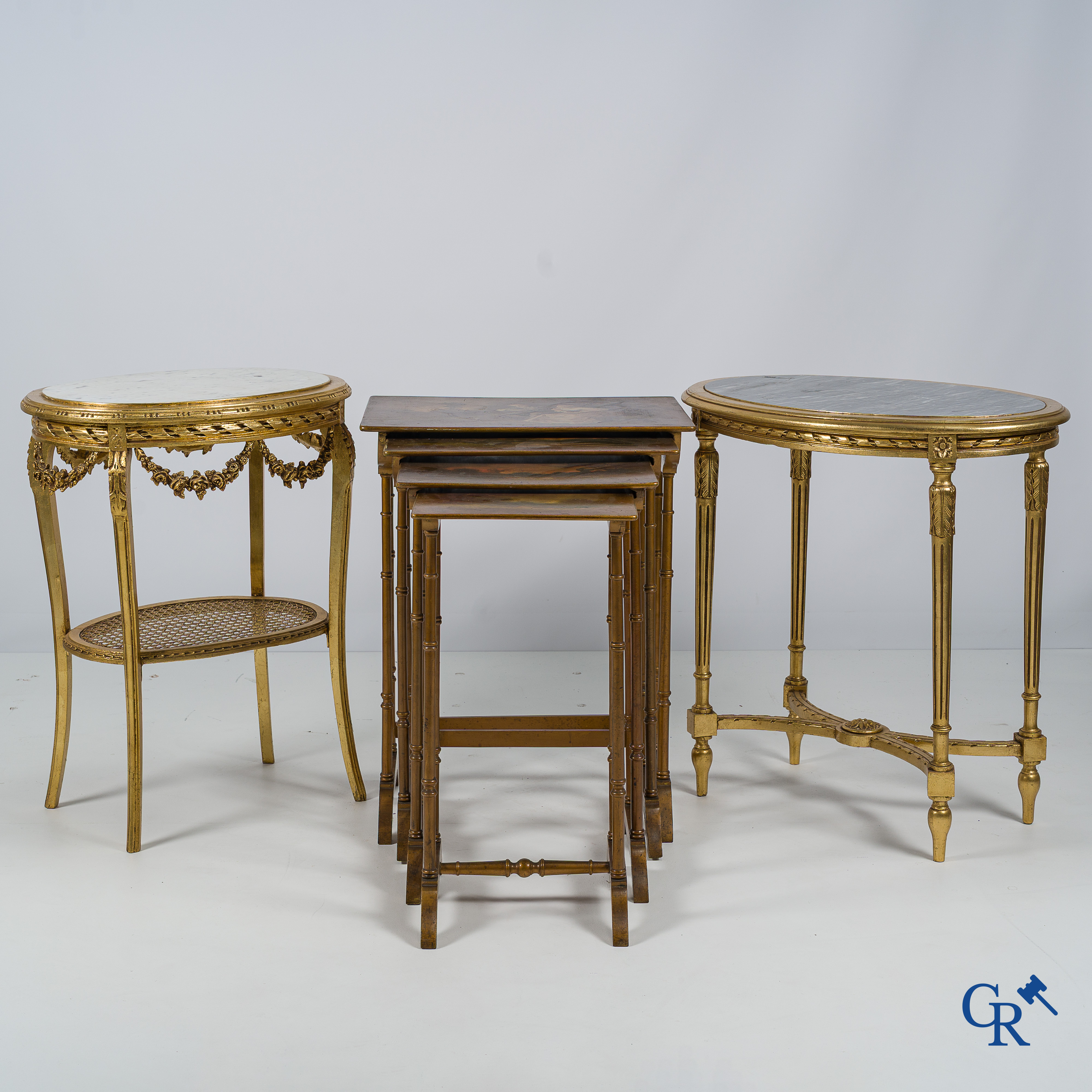 Meubels. 2 vergulde geuridons in LXVI-stijl en een set nesttafels met Vernis Martin beschildering. Circa 1920.
