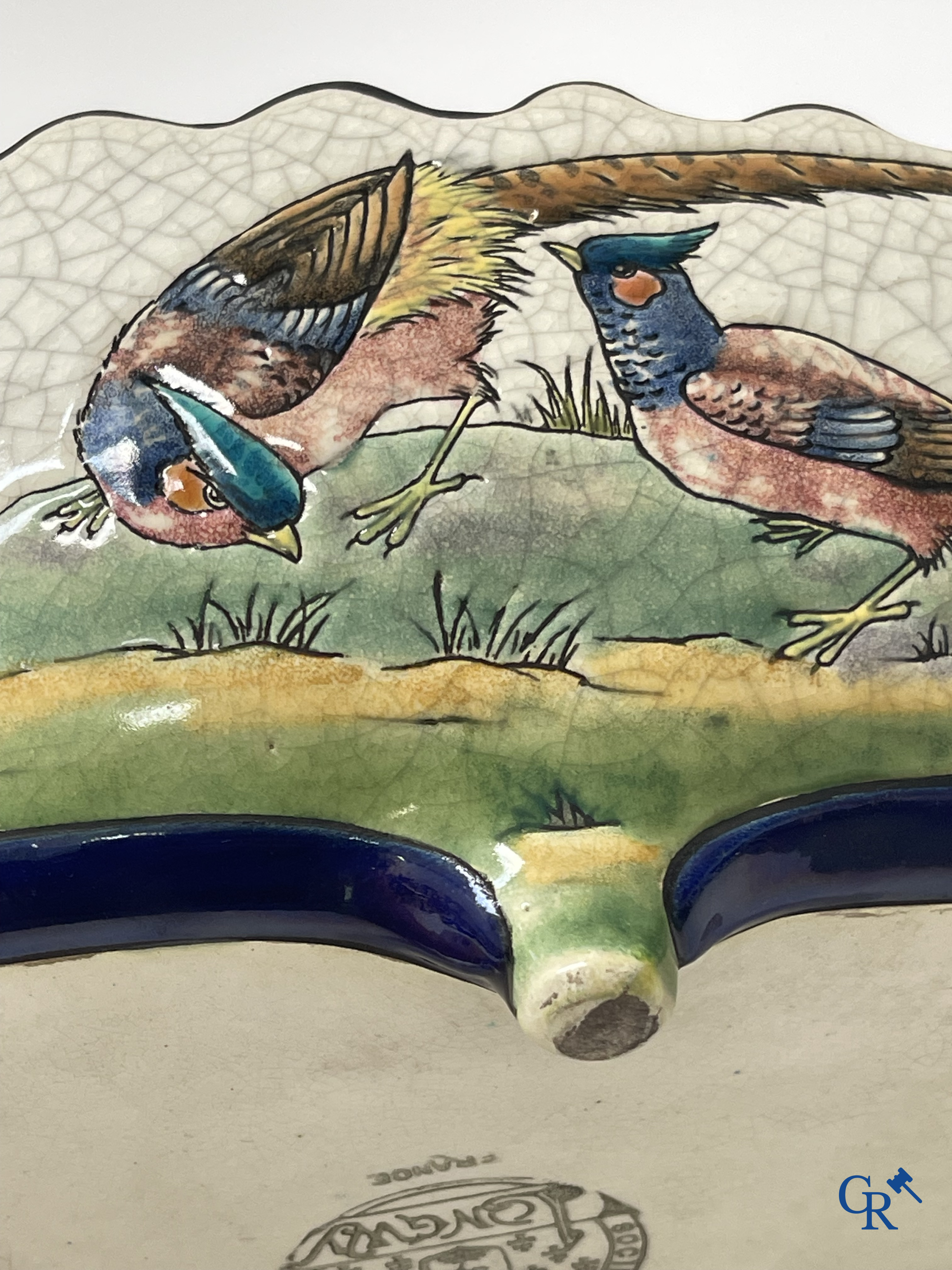 Longwy France, Société des Faienceries. Grote jardiniere of milieu de table in geëmailleerde faience. Circa 1900.