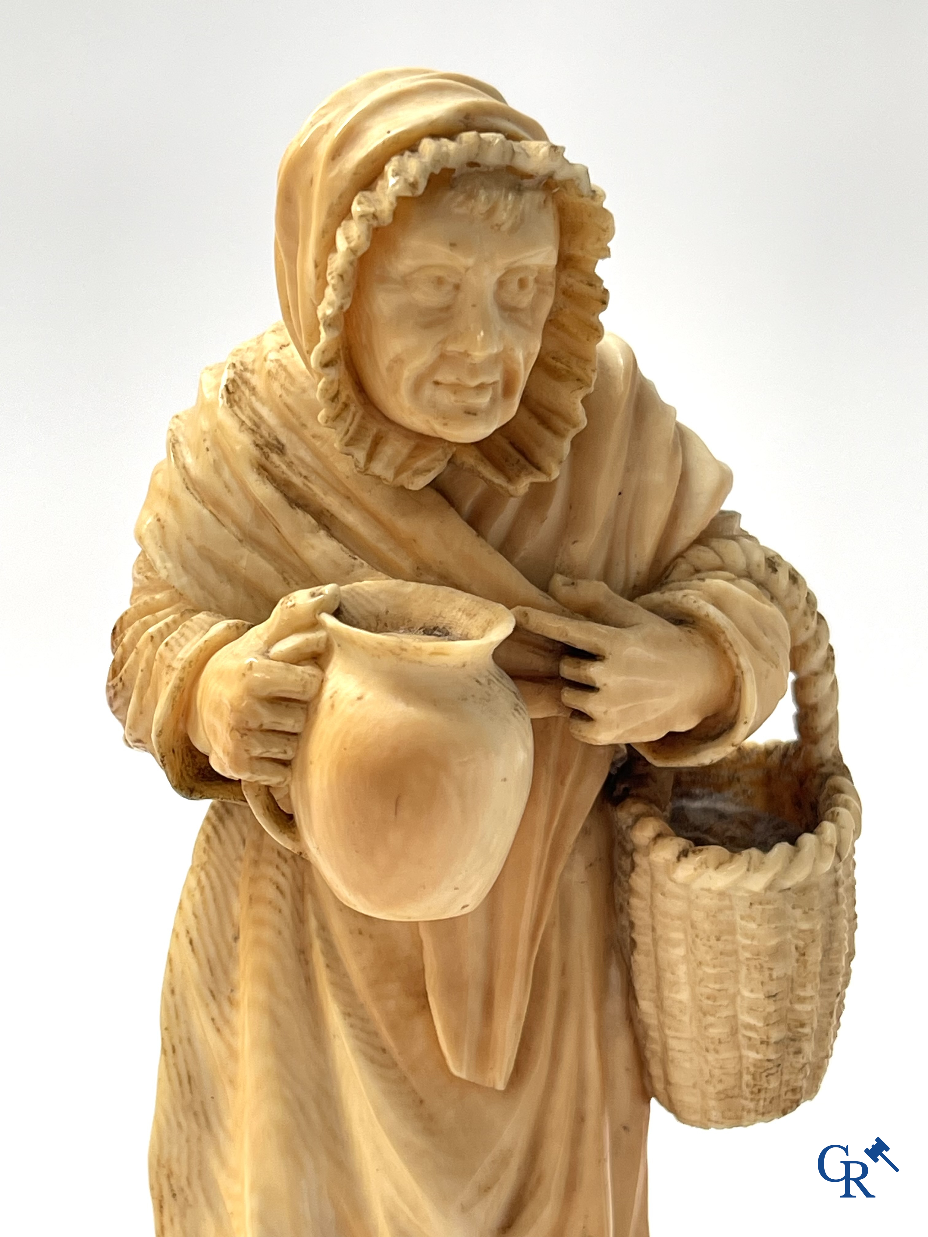 Paar personages in gesculpteerd bot op een zwartgelakte houten sokkel. Duitsland of Frankrijk, 19e eeuw.