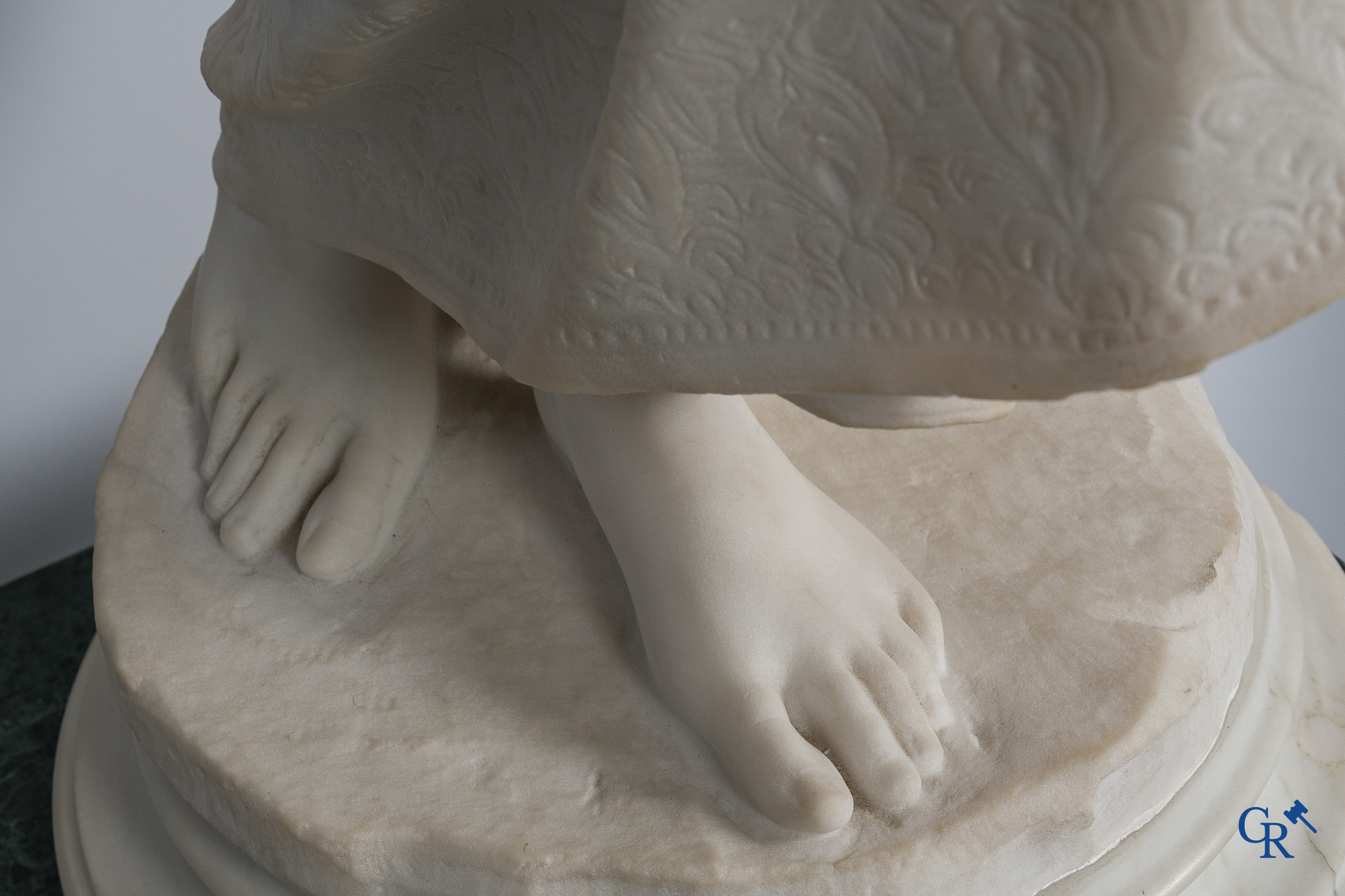 Boyer. Grote en fijn gesculpteerde romantische voorstelling in Carrara marmer gesigneerd Boyer. 19e eeuw.