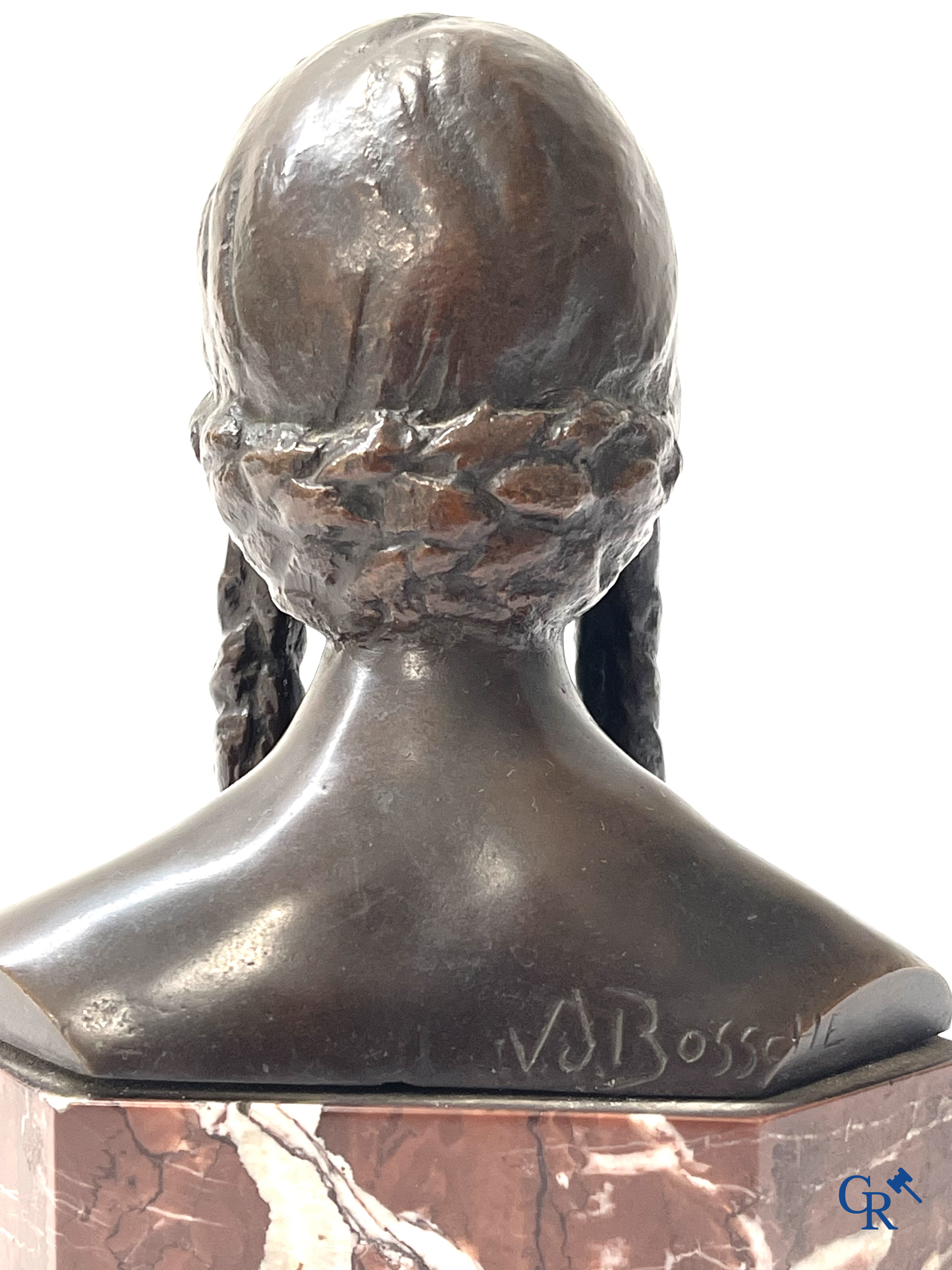 Dominique Van Den Bossche (1854-1906) Bronzen buste van een meisje op een marmer sokkel. Ingewerkte medaille stad Gent.