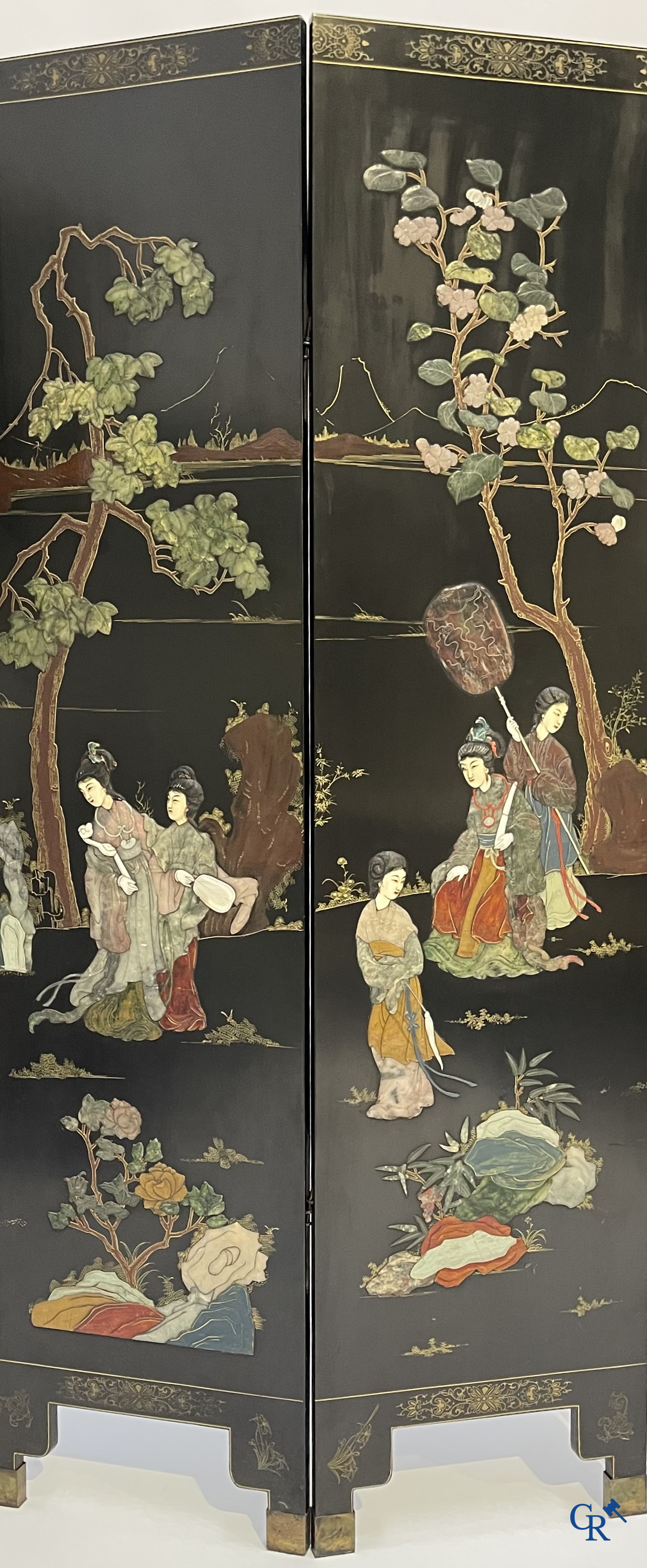 Asian Art. Large room devider in Chinese lacquerware set with various types of stone and inlays. 1st half of the 20th century.