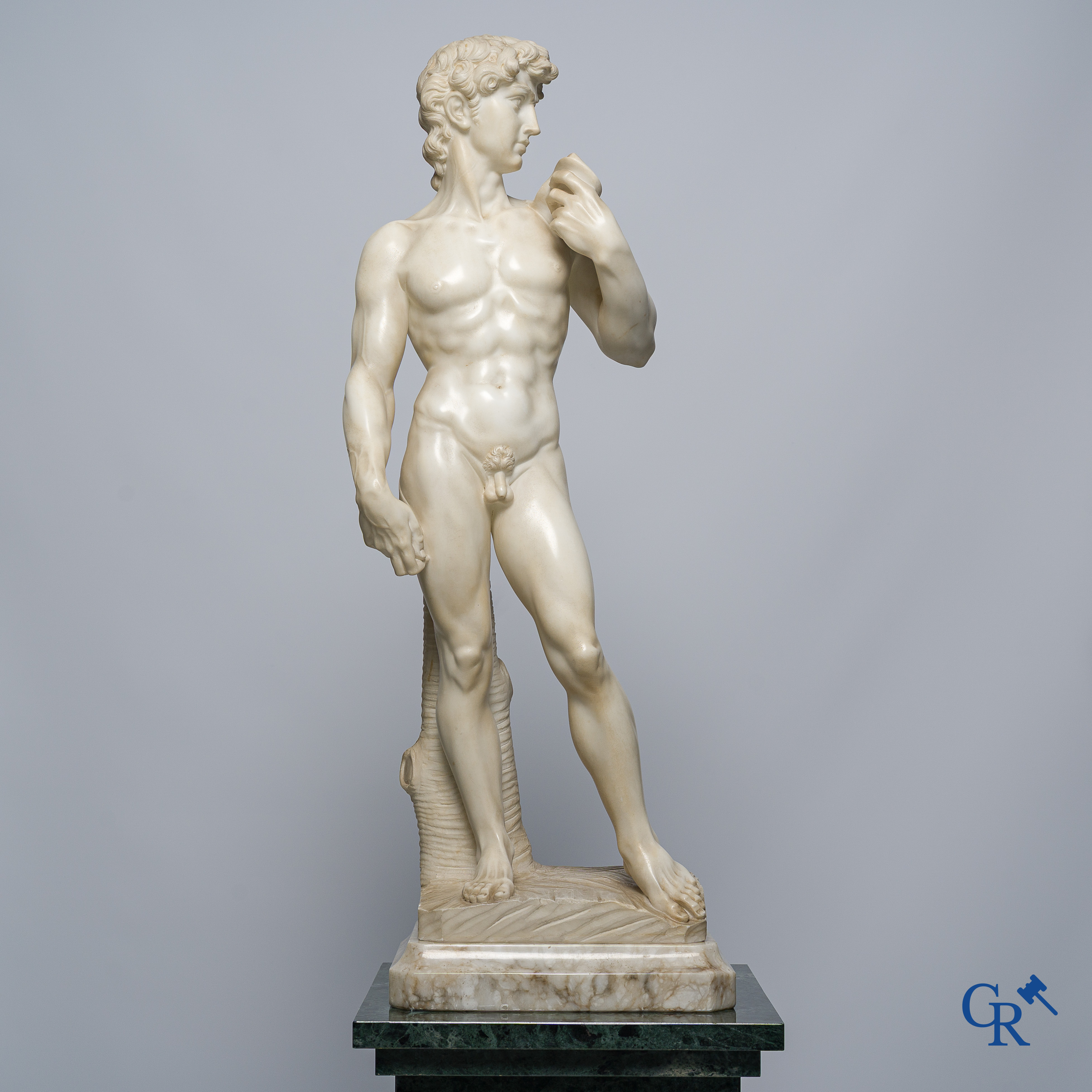 Michelangelo (naar) In de antieke stijl. Voorstelling van David in gesculpteerde marmer. Midden 20ste eeuw.