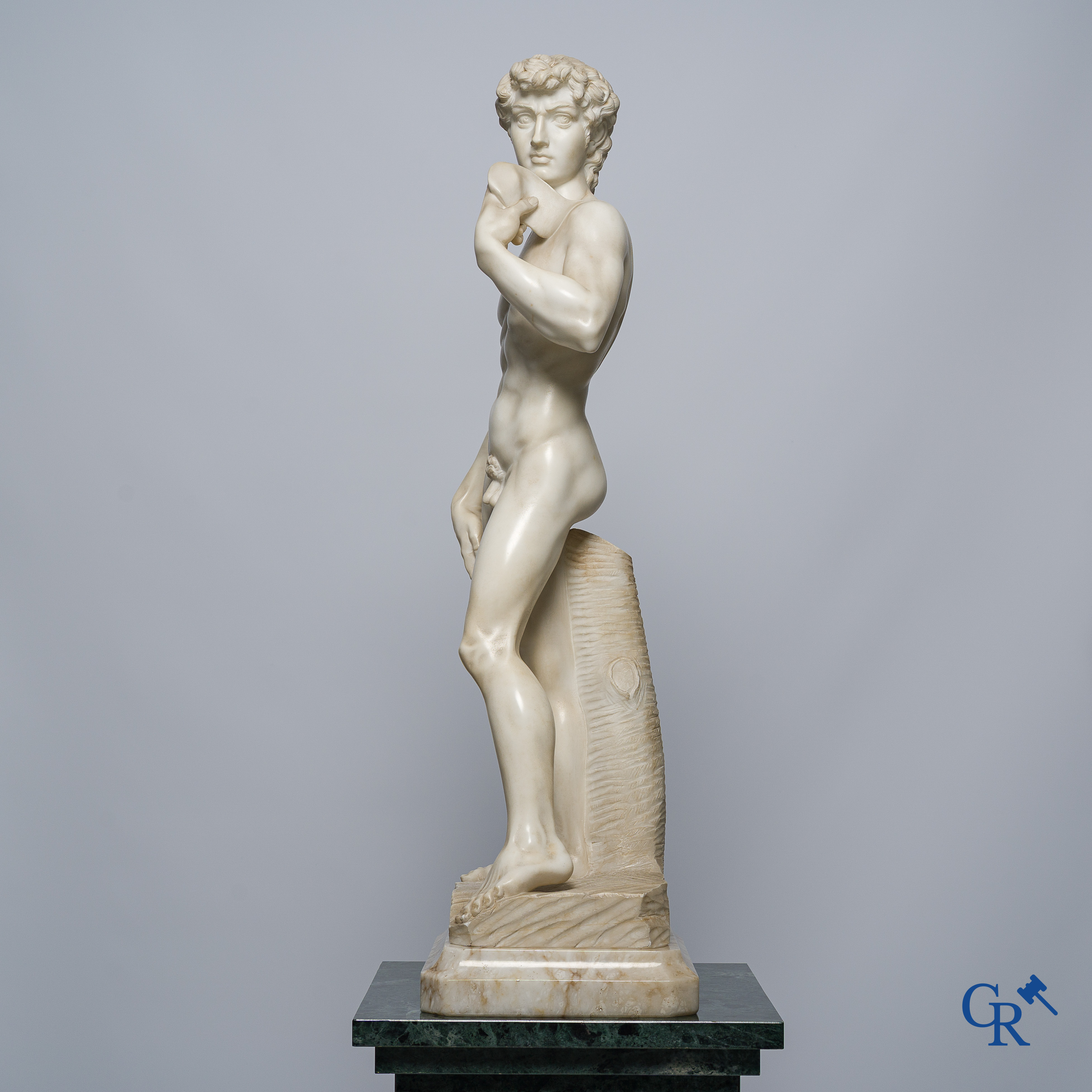 Michelangelo (naar) In de antieke stijl. Voorstelling van David in gesculpteerde marmer. Midden 20ste eeuw.