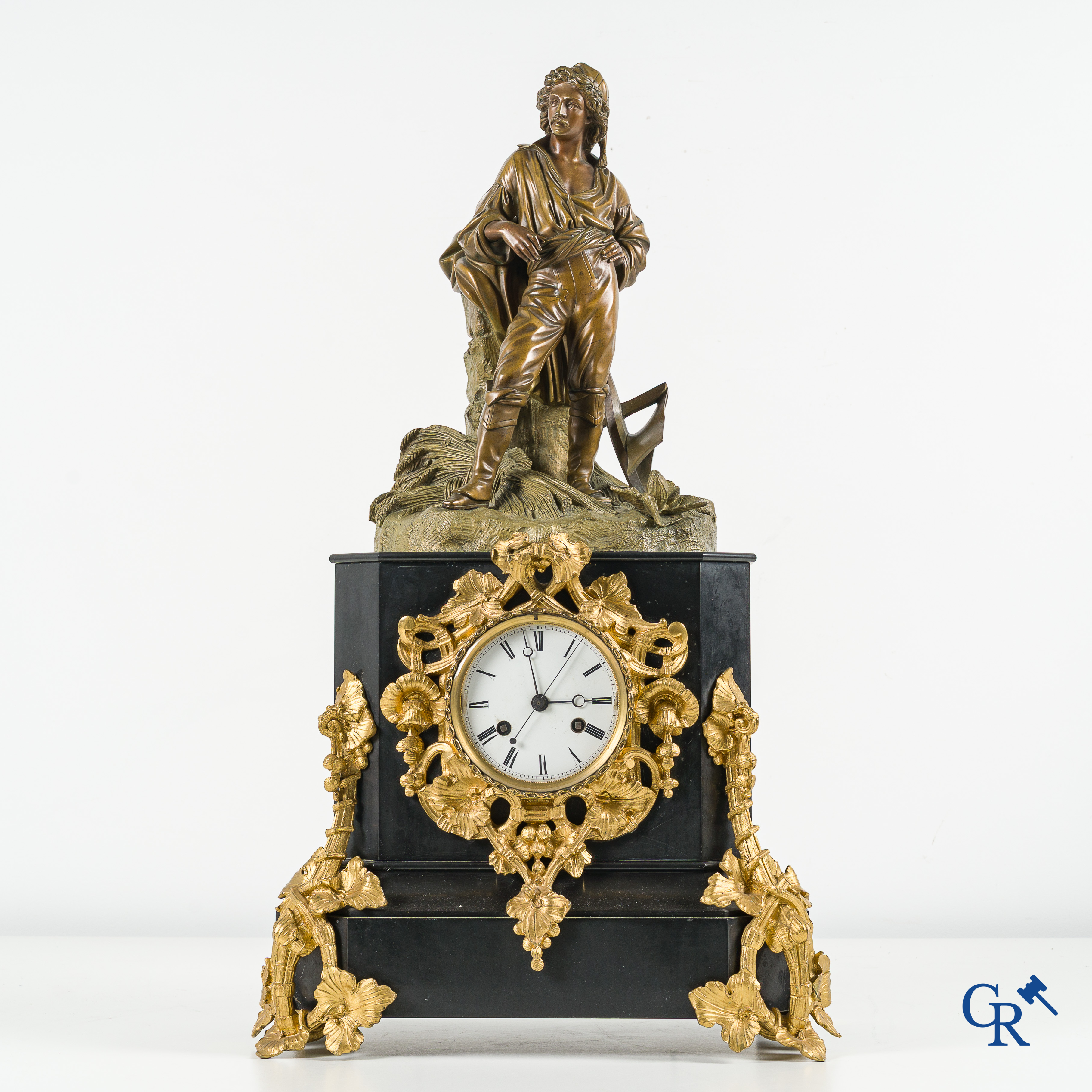 Grande horloge de cheminée en marbre noir et bronze. Cadran émaillé et indication des minutes. Epoque Napoléon III.