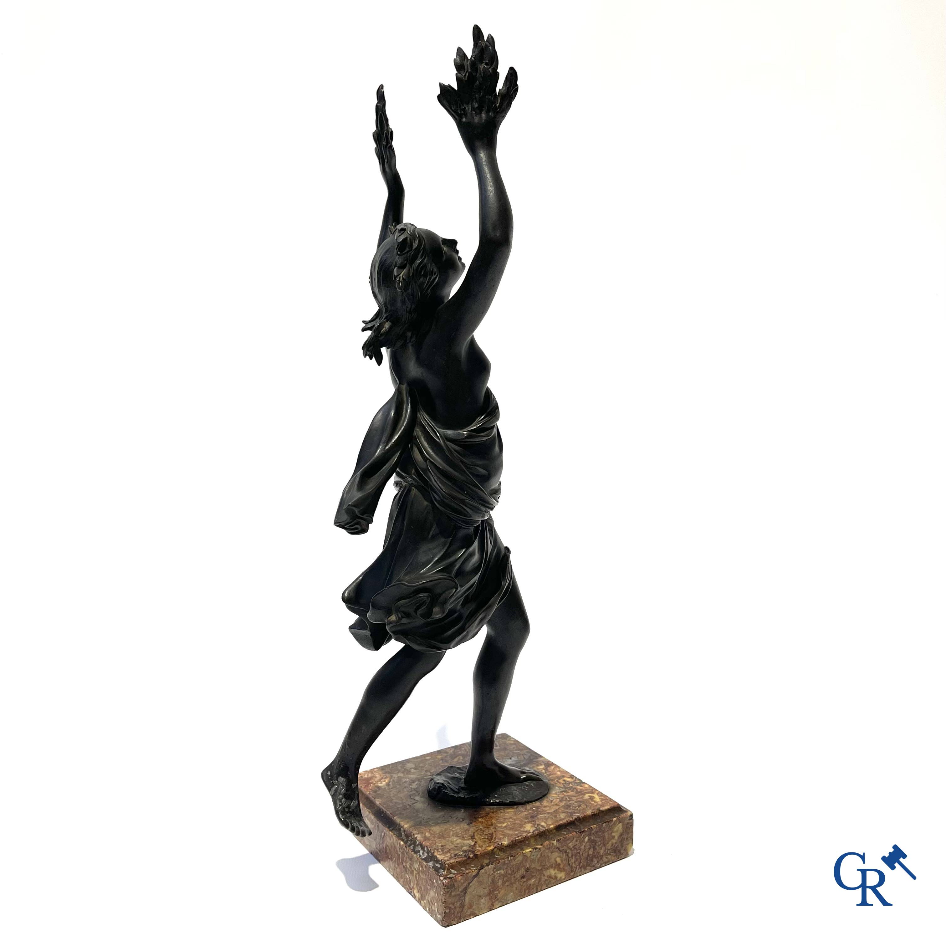 Bronzen beeld in de antieke stijl met voorstelling van Daphne, naar de Griekse mythe van Apollo en Daphne. 19e eeuw.