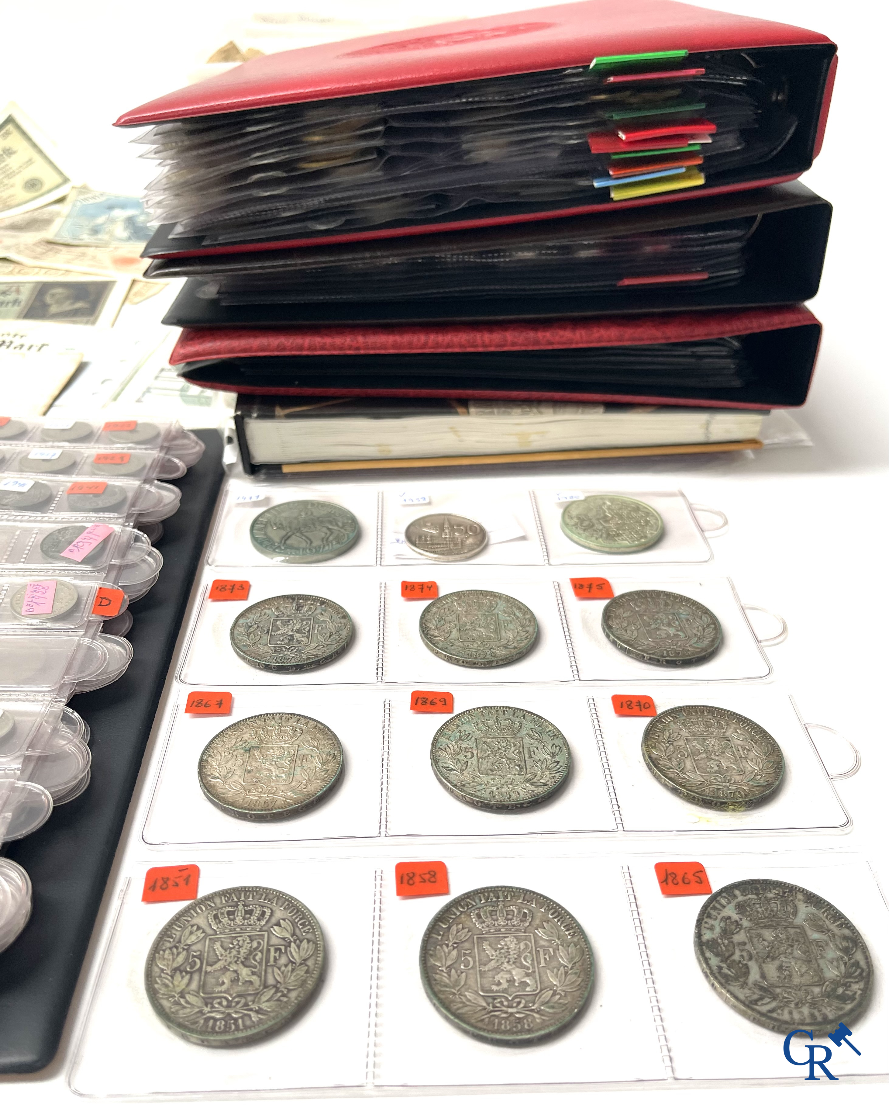 Oude munten en bankbiljetten. Een grote verzameling oude munten en bankbiljetten. Meerdere munten in zilver.