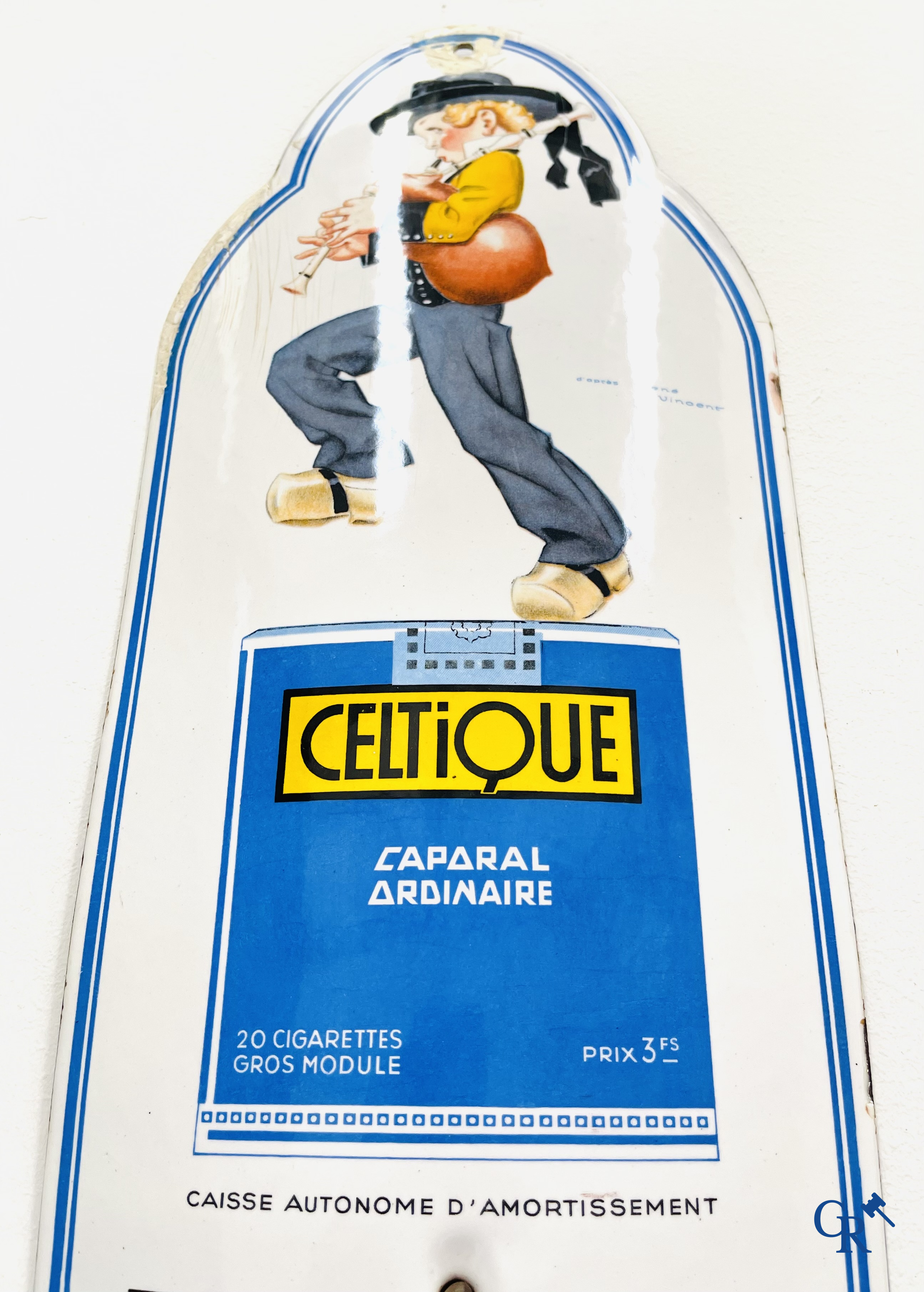 Celtiques, grote emaille publiciteits thermometer geïllustreerd met een ontwerp van René Vincent. Circa 1930.