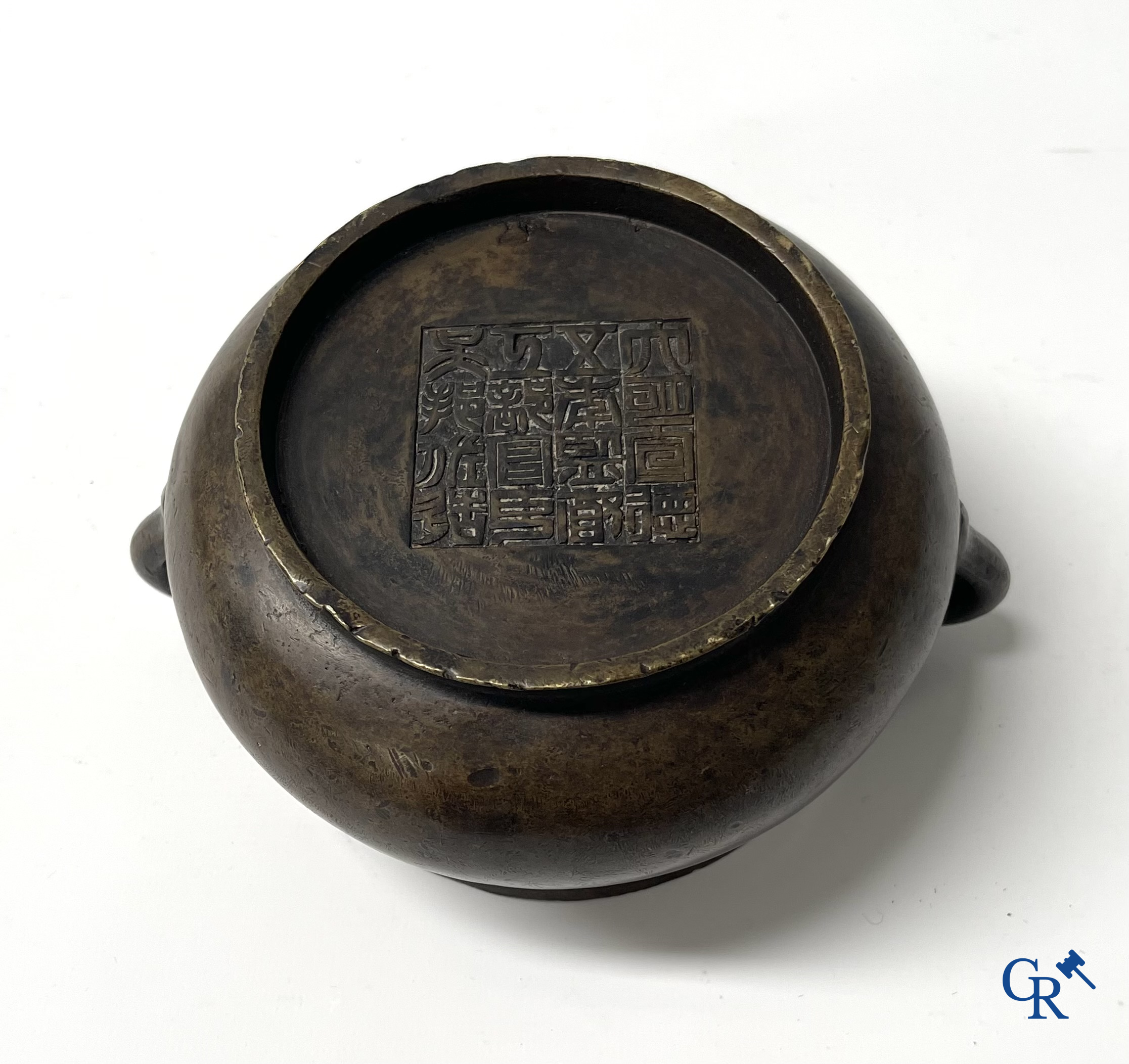 Aziatica. Een Chinese bronzen wierookbrander. Gemerkt.