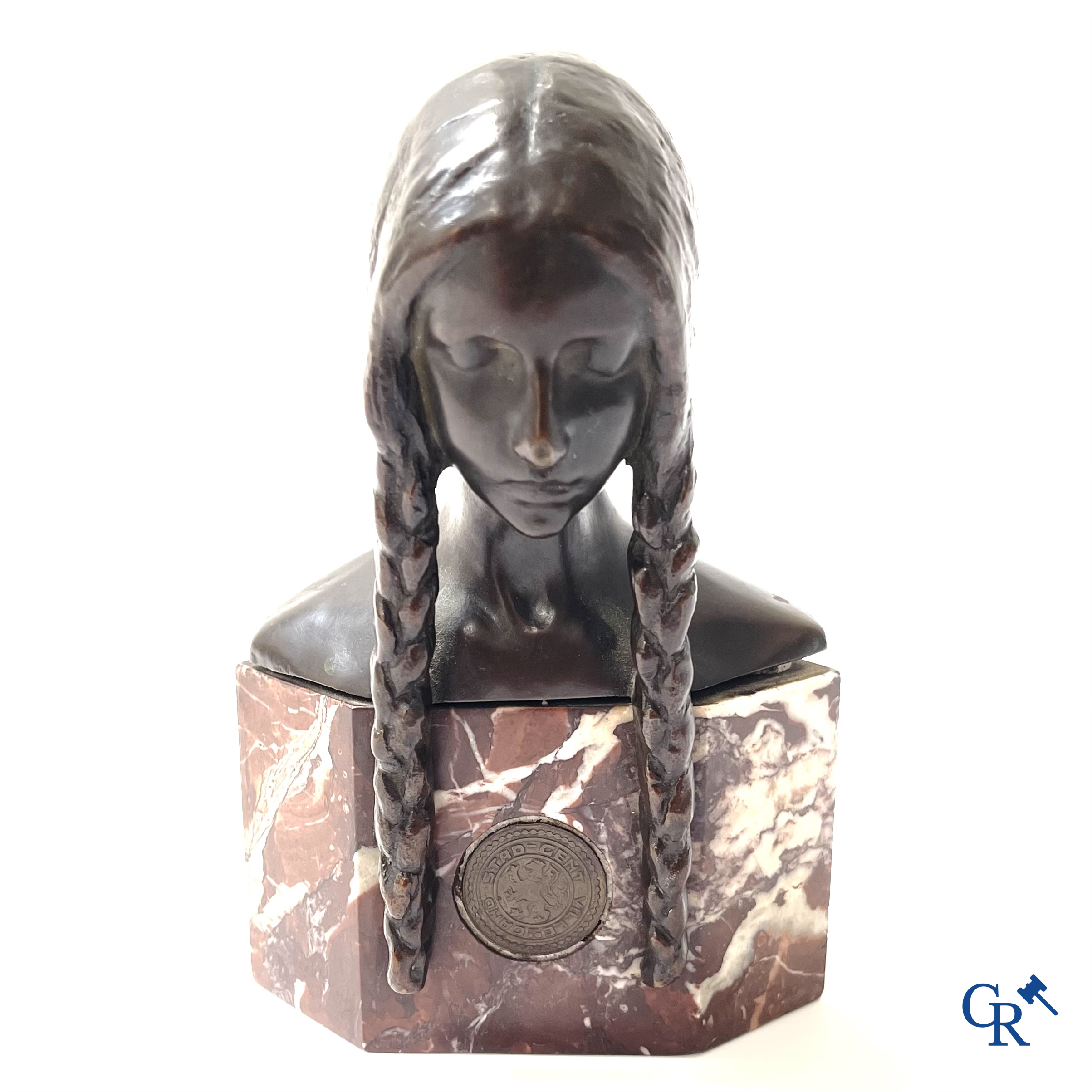 Dominique Van Den Bossche (1854-1906) Bronzen buste van een meisje op een marmer sokkel. Ingewerkte medaille stad Gent.