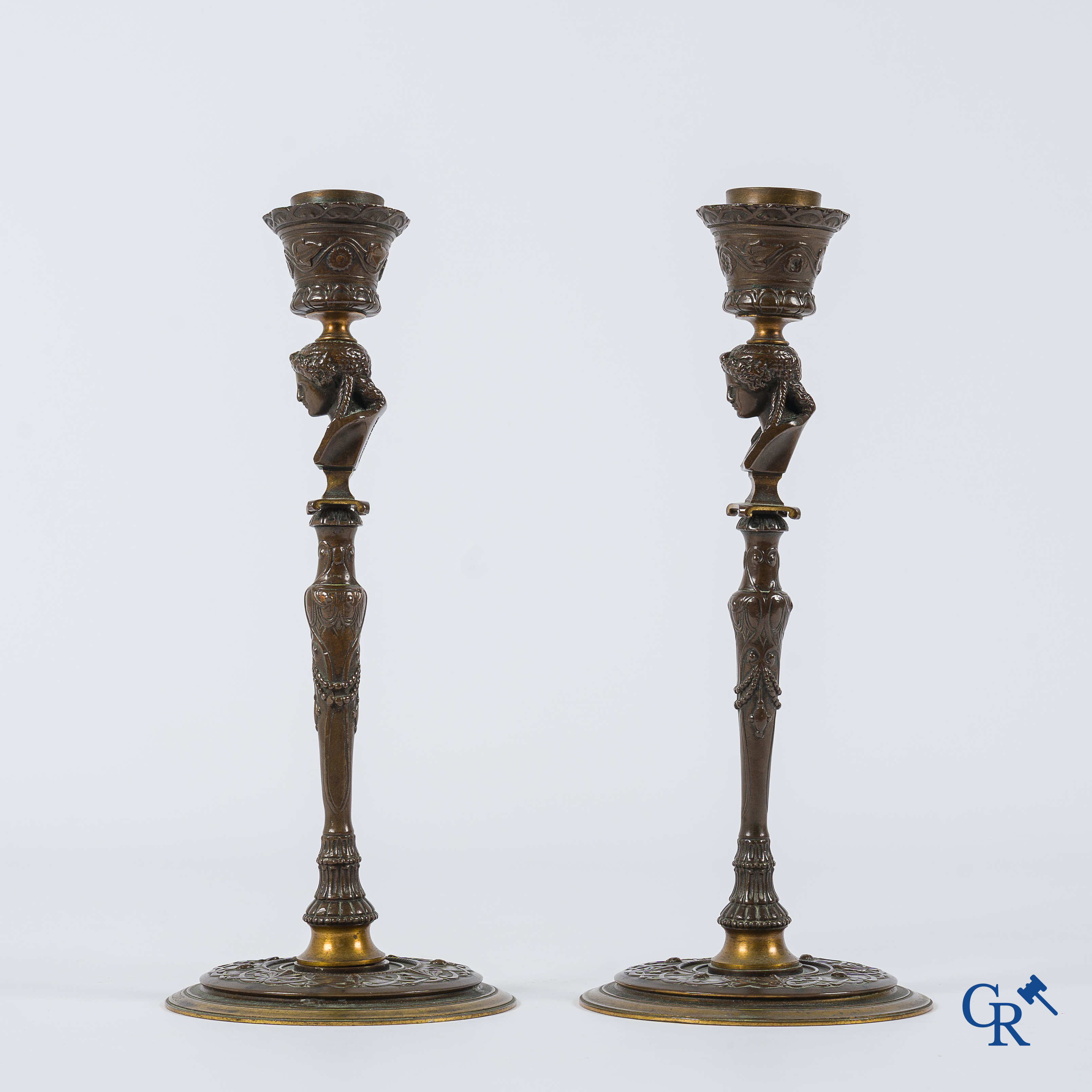 F. Barbedienne. Paar fijn geciseleerde bronzen kandelaars met kariatiden. Gesigneerd. Circa 1880.
