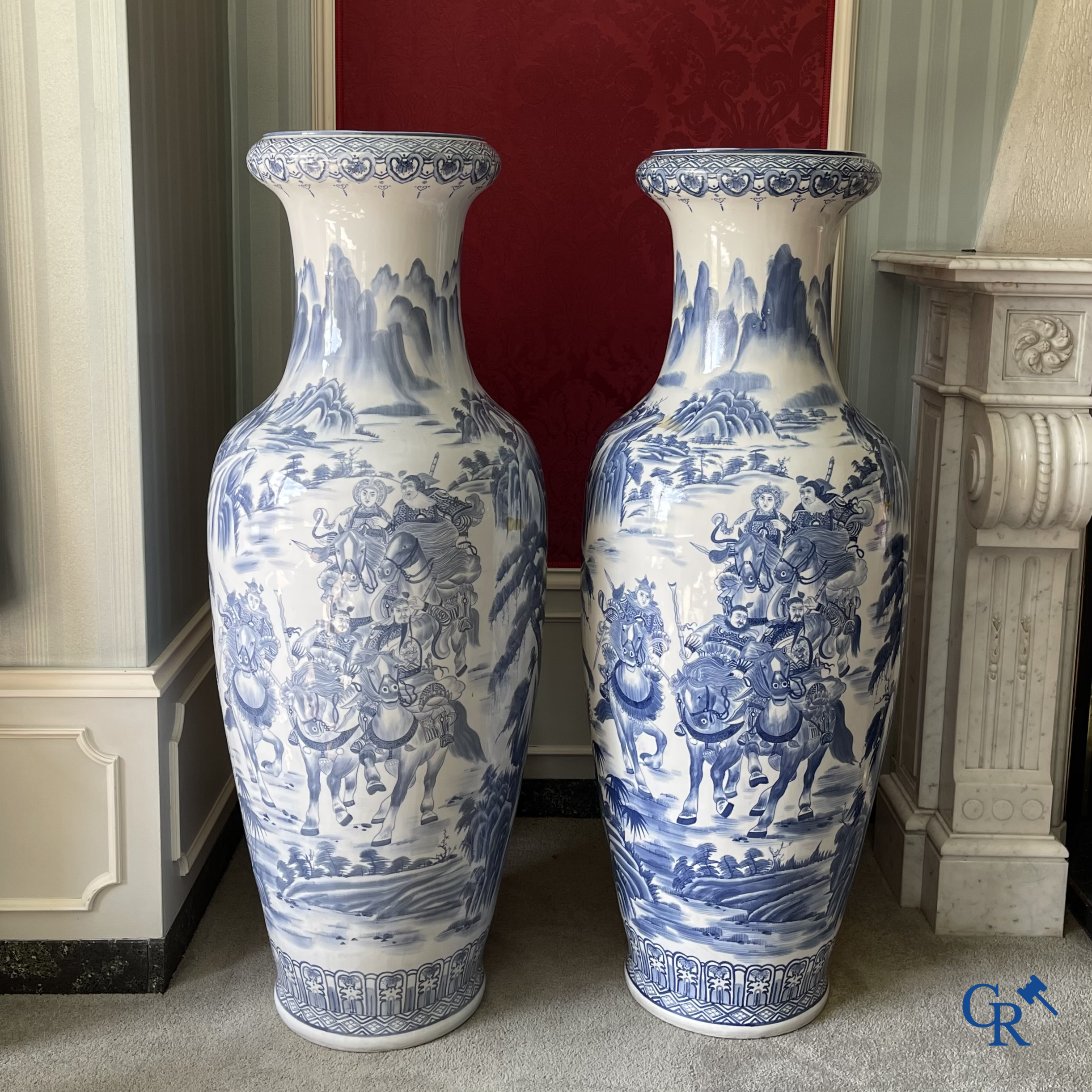 Aziatica, Chinees porselein. Een imposant paar Chinese vazen in blauw-wit porselein. Decor van krijgers. 20ste eeuw.