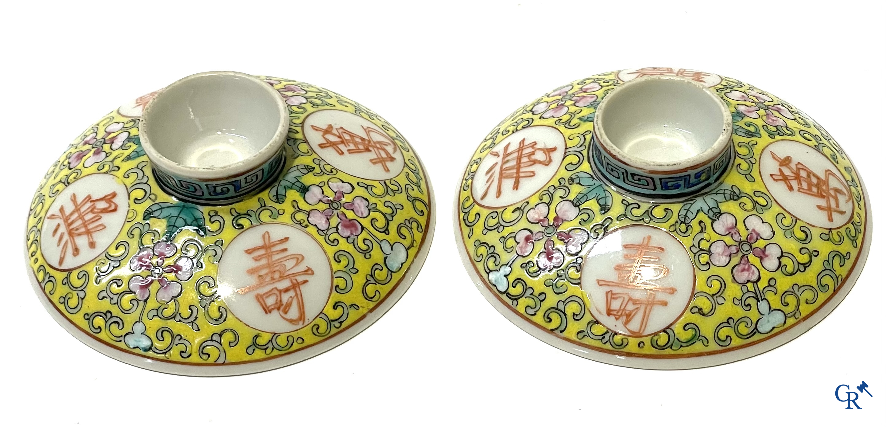 Aziatica, Chinees porselein. Een paar fijn gedecoreerde famille rose kopjes met deksel. Gemerkt.