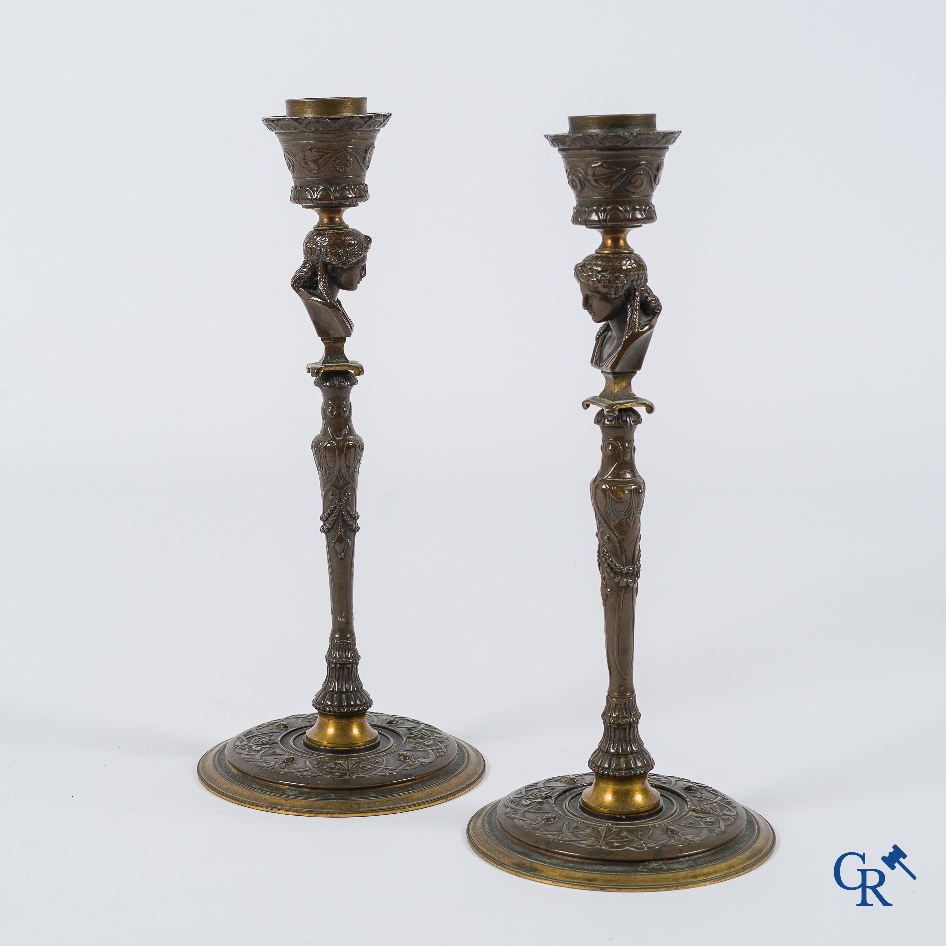 F. Barbedienne. Paar fijn geciseleerde bronzen kandelaars met kariatiden. Gesigneerd. Circa 1880.