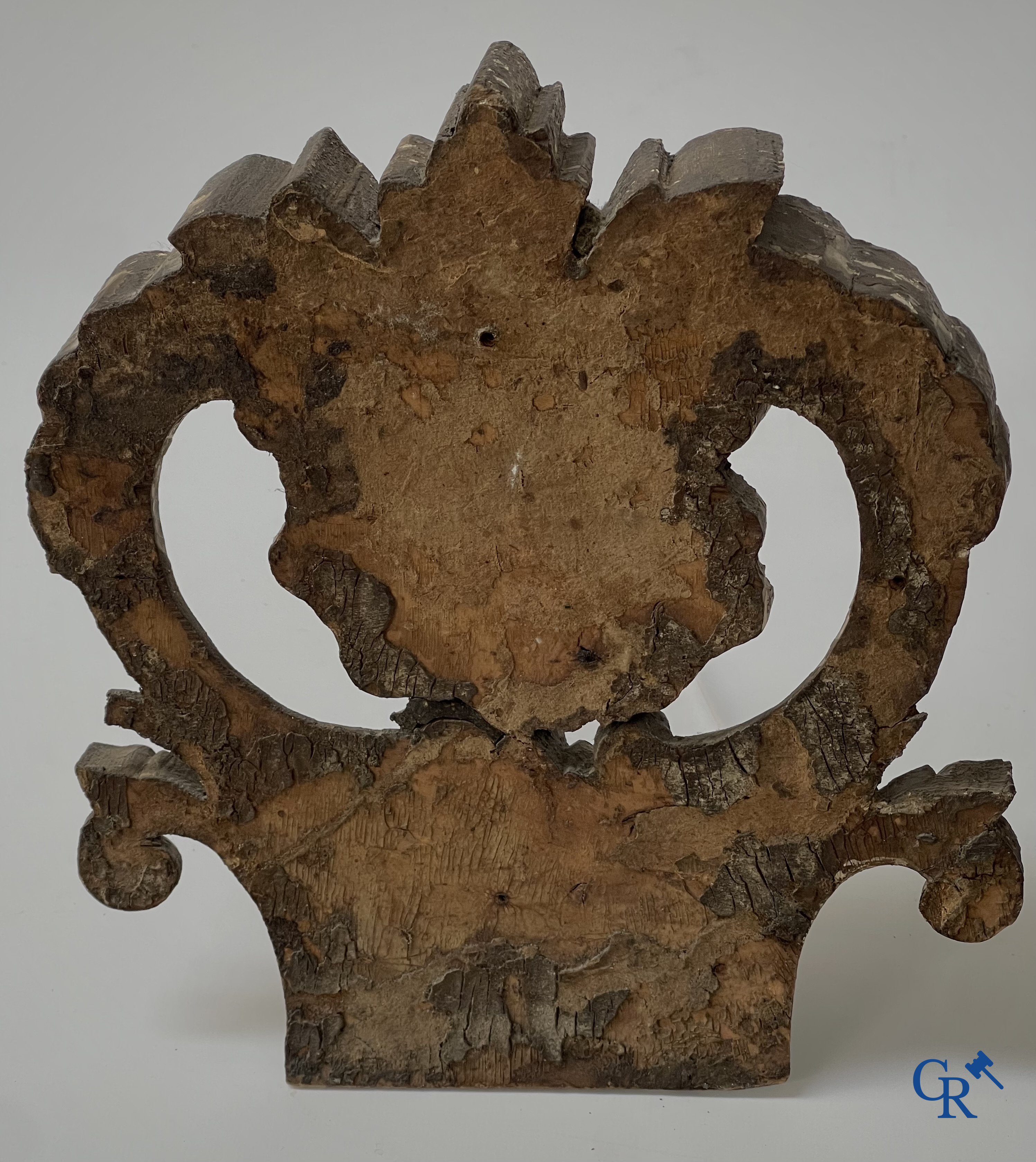 Religieuze Objecten. Barok. Een hout gesculpteerd hoofd van een engel en een ornament in gesculpteerd hout. 18e eeuw.