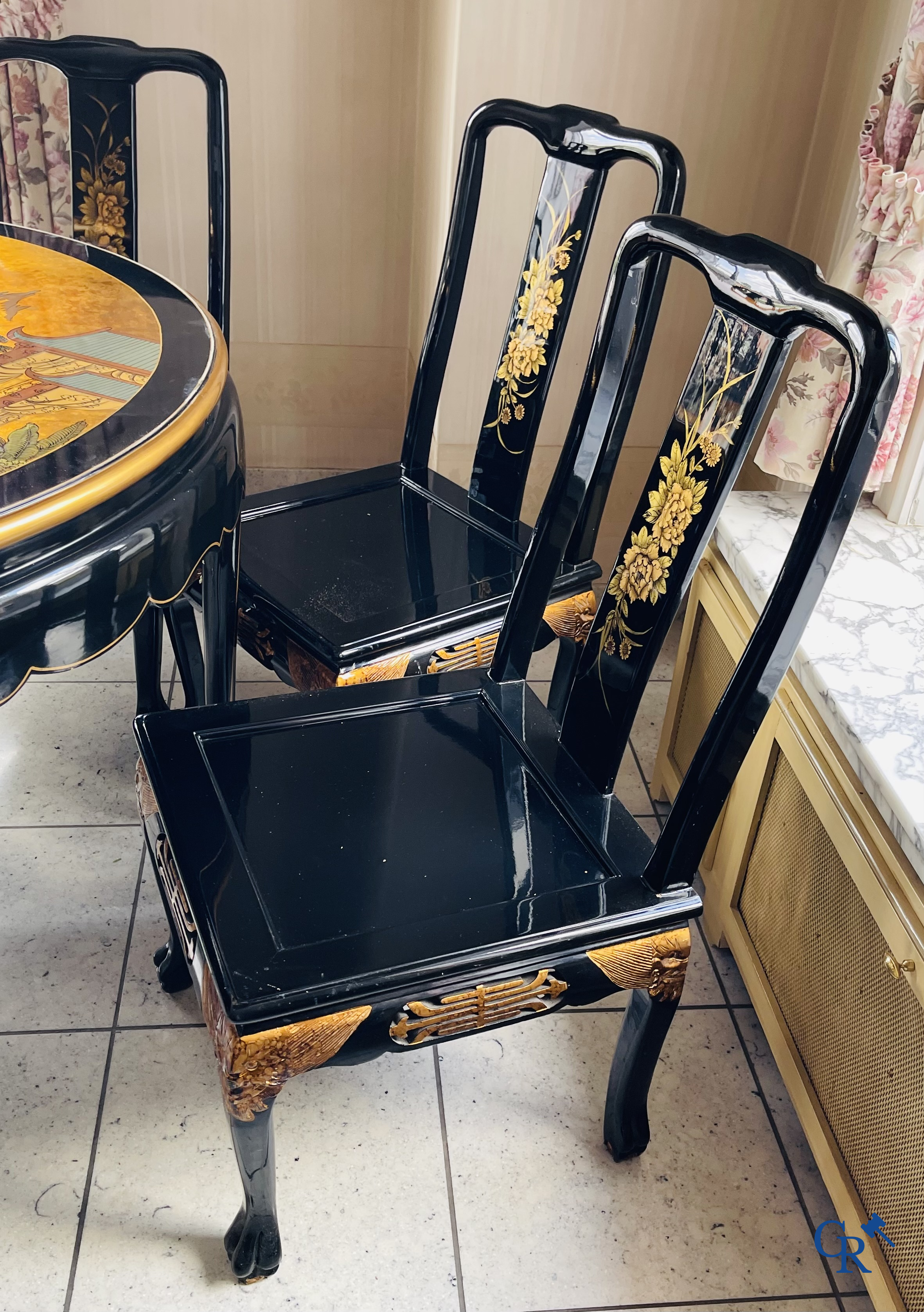 Meubels. Groot lot met vergulde en gedecoreerde Chinese meubels met lakwerk. Vitrine, tafel en stoelen enz. Circa 1970.