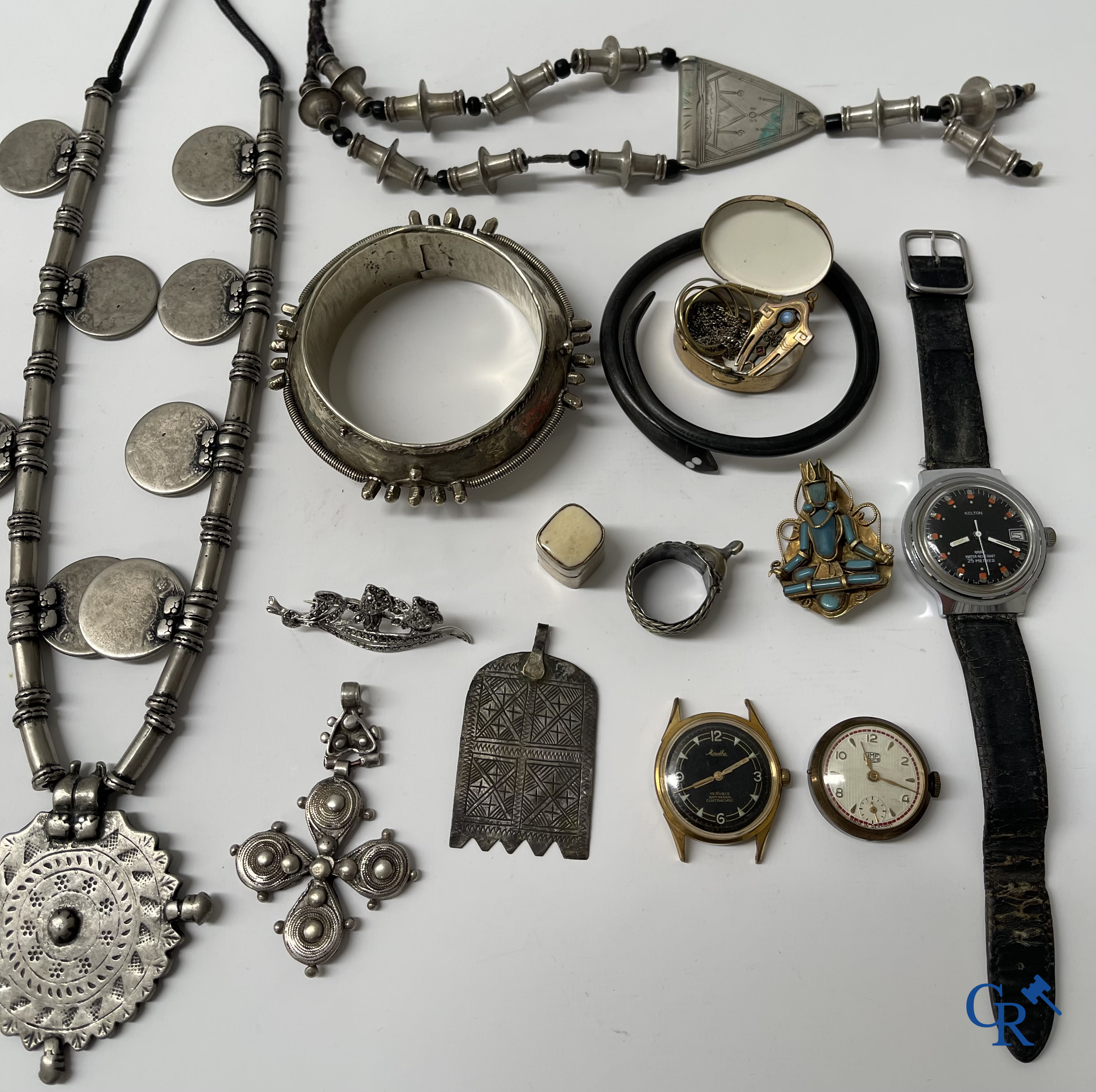 Bijoux. Lot d'objets et de bijoux en argent ou montés argent.  On y joint un lot avec des montres et des bijoux en métal.