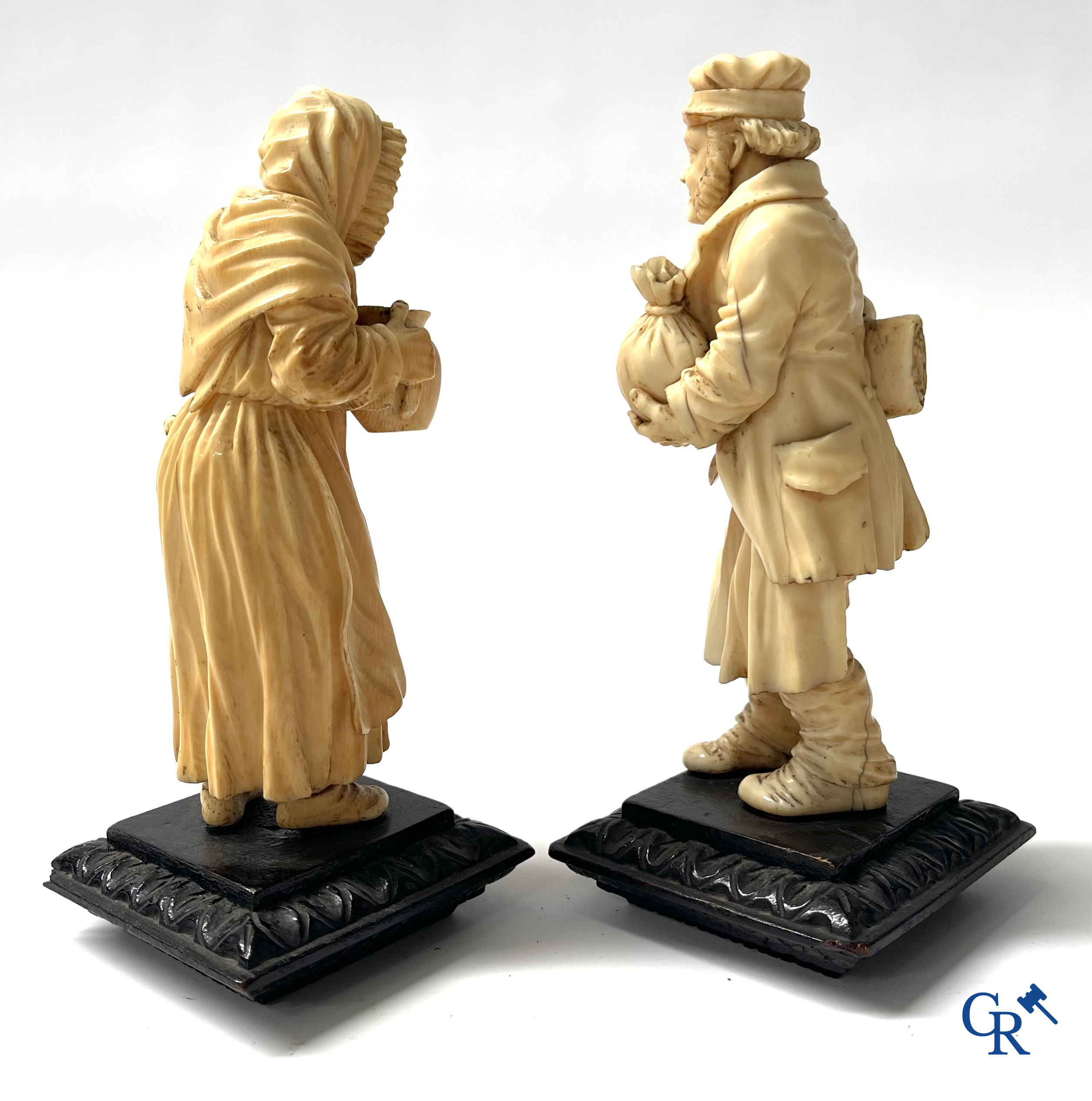 Paar personages in gesculpteerd bot op een zwartgelakte houten sokkel. Duitsland of Frankrijk, 19e eeuw.