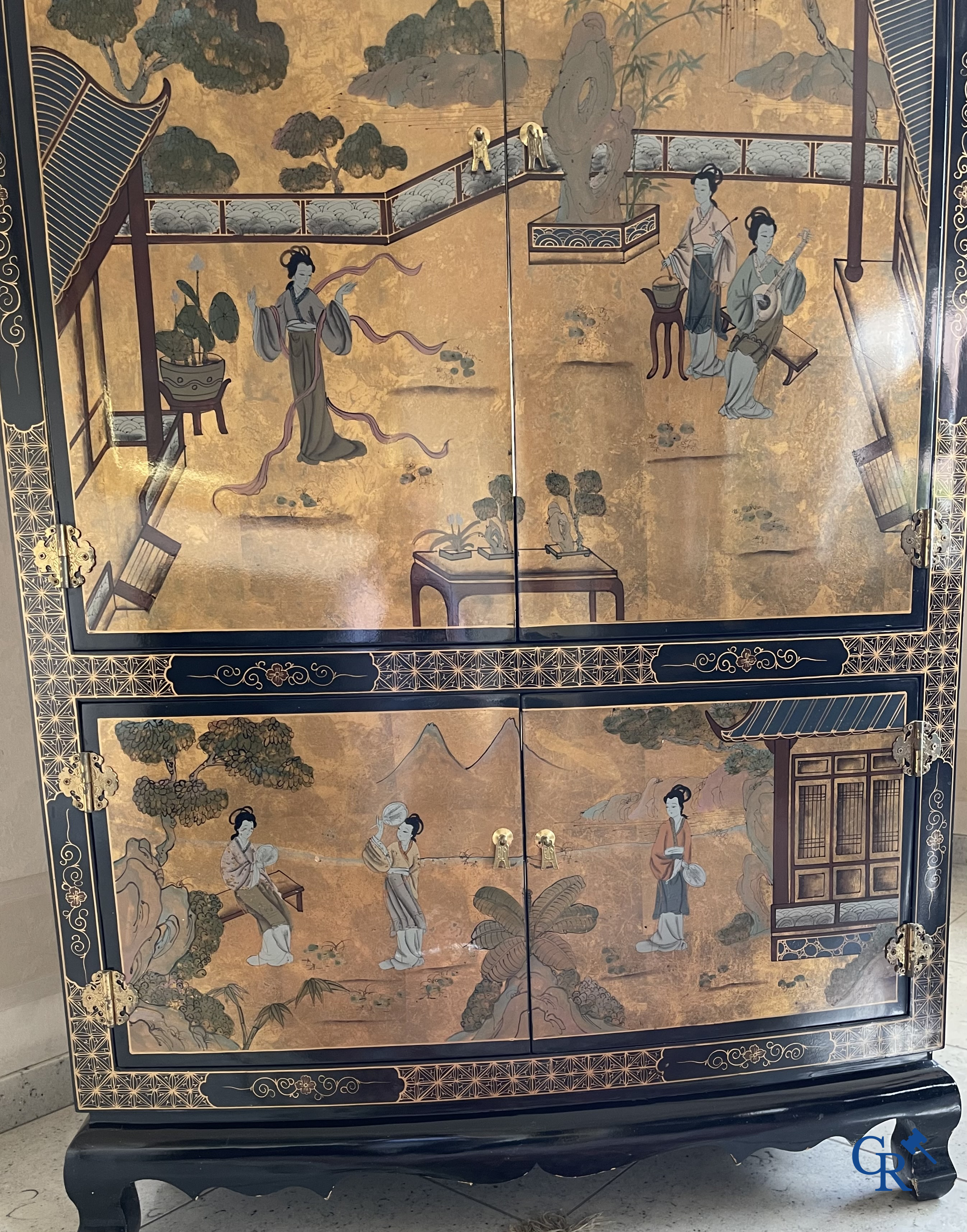 Meubels. Groot lot met vergulde en gedecoreerde Chinese meubels met lakwerk. Vitrine, tafel en stoelen enz. Circa 1970.