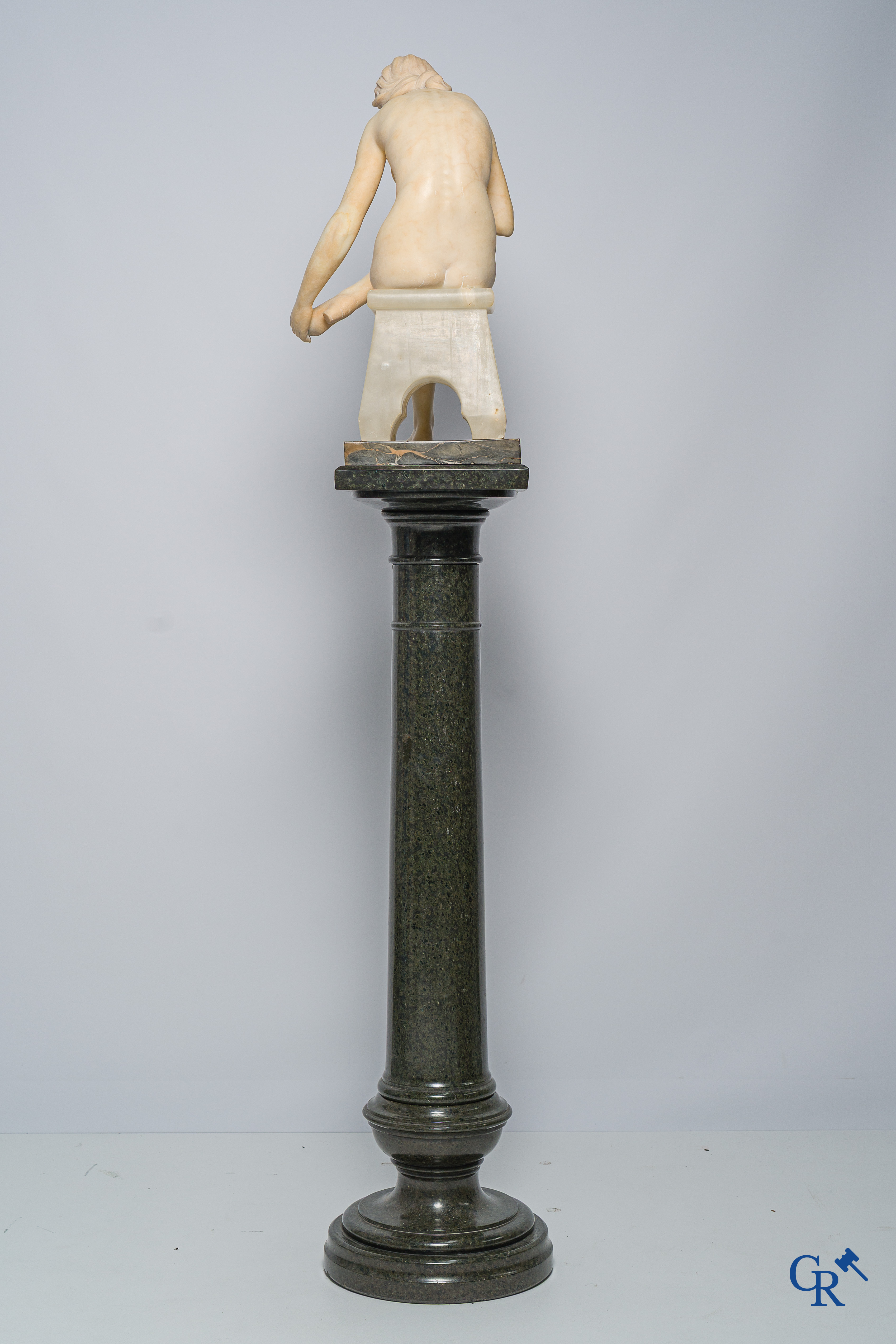 Art Nouveau. Marmeren beeld van een zittende jongedame op stoel. Bijhorende sokkel in serpentine. Circa 1910.