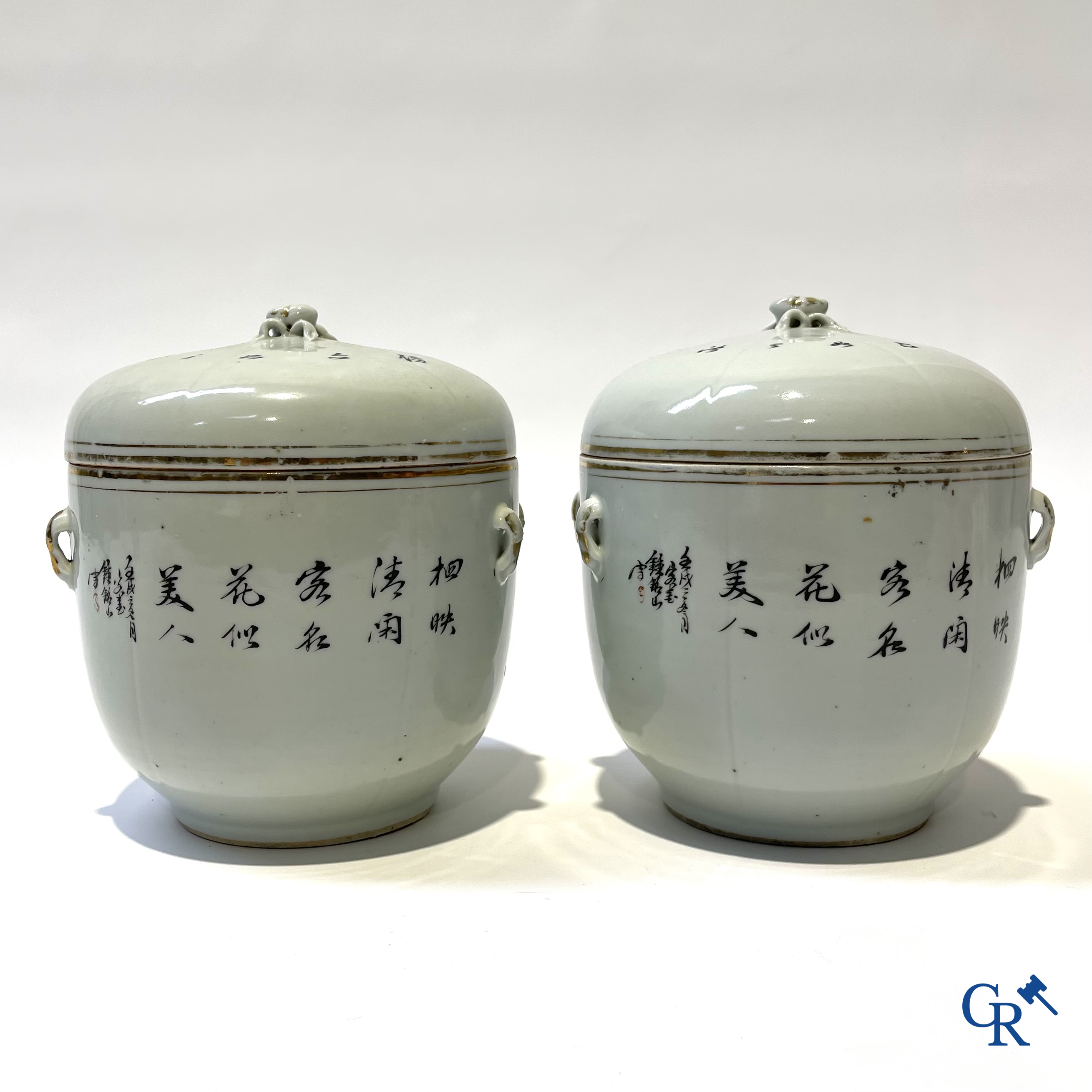 Aziatica, Chinees porselein. Een paar dekselpotten met hofdames. Circa 1900.