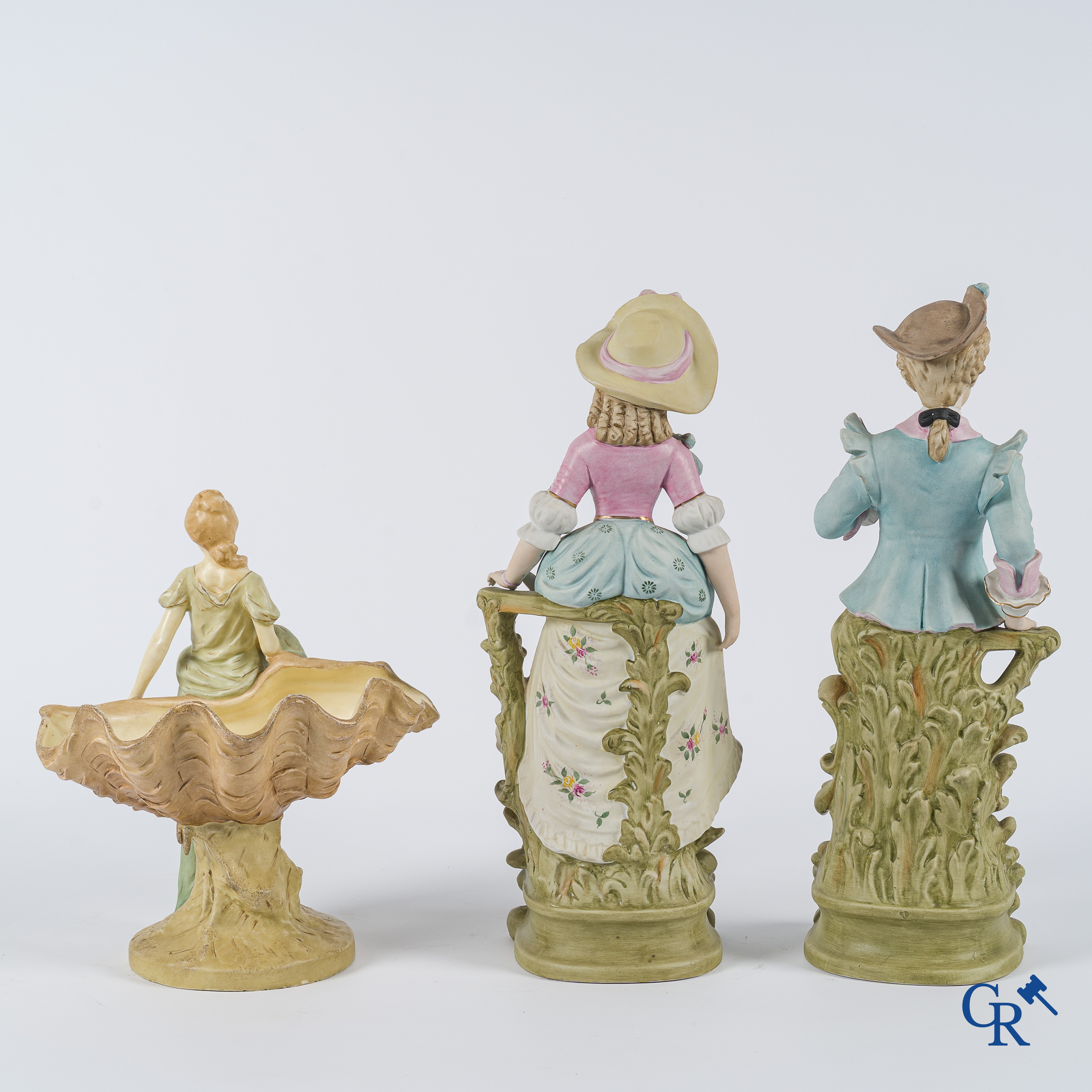 Mooi lot brocante bestaande uit een vide poche in Royal Dux, een paar biscuits en een paar kaders. Circa 1920.