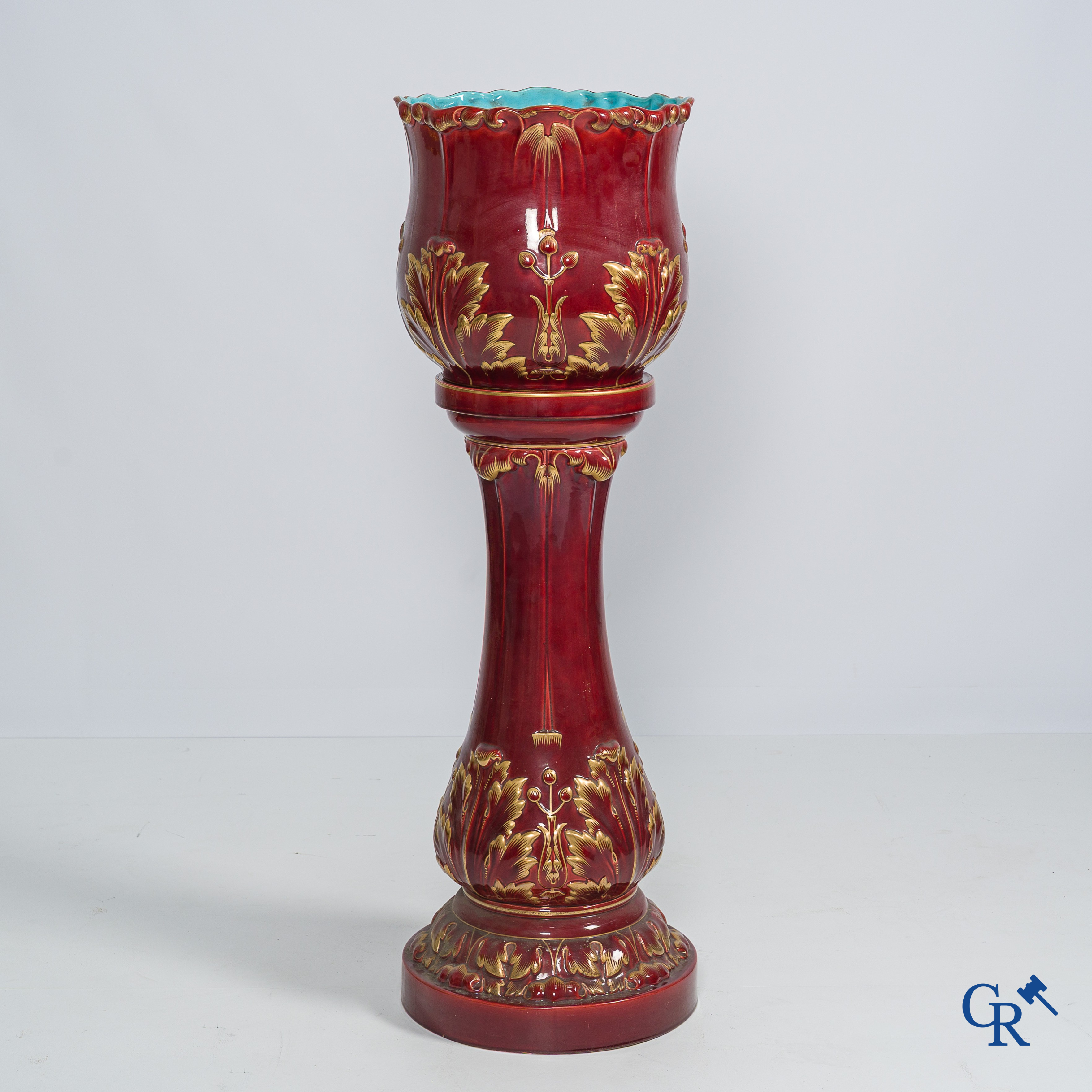 Art Nouveau, Sarreguemines. Een cache pot in geëmailleerde faience of barbotine op bijhorende staander. Circa 1910.
