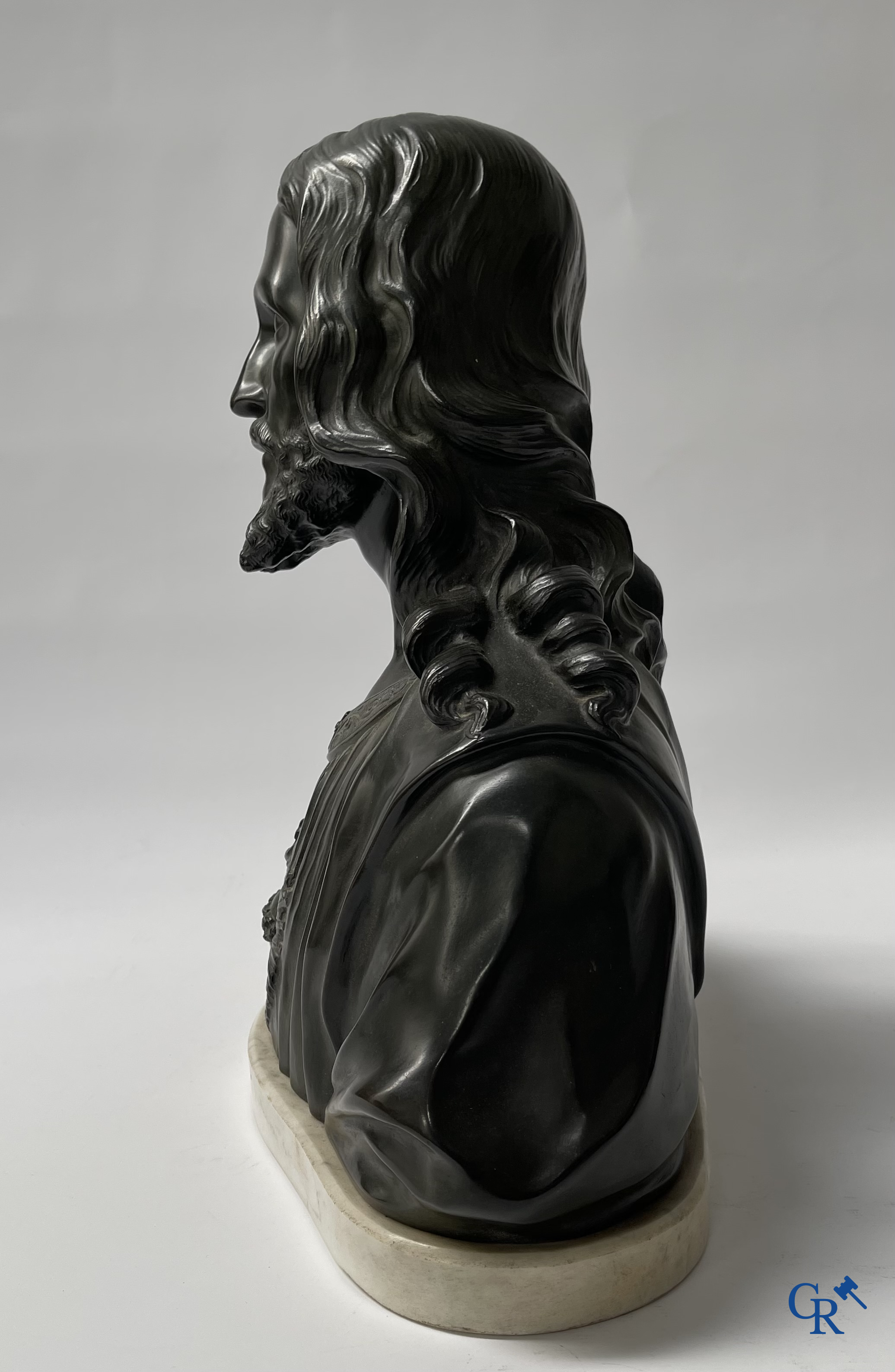 Objets religieux. A. Carli. Important buste en bronze finement ciselé et patiné du Christ, vers 1920.
