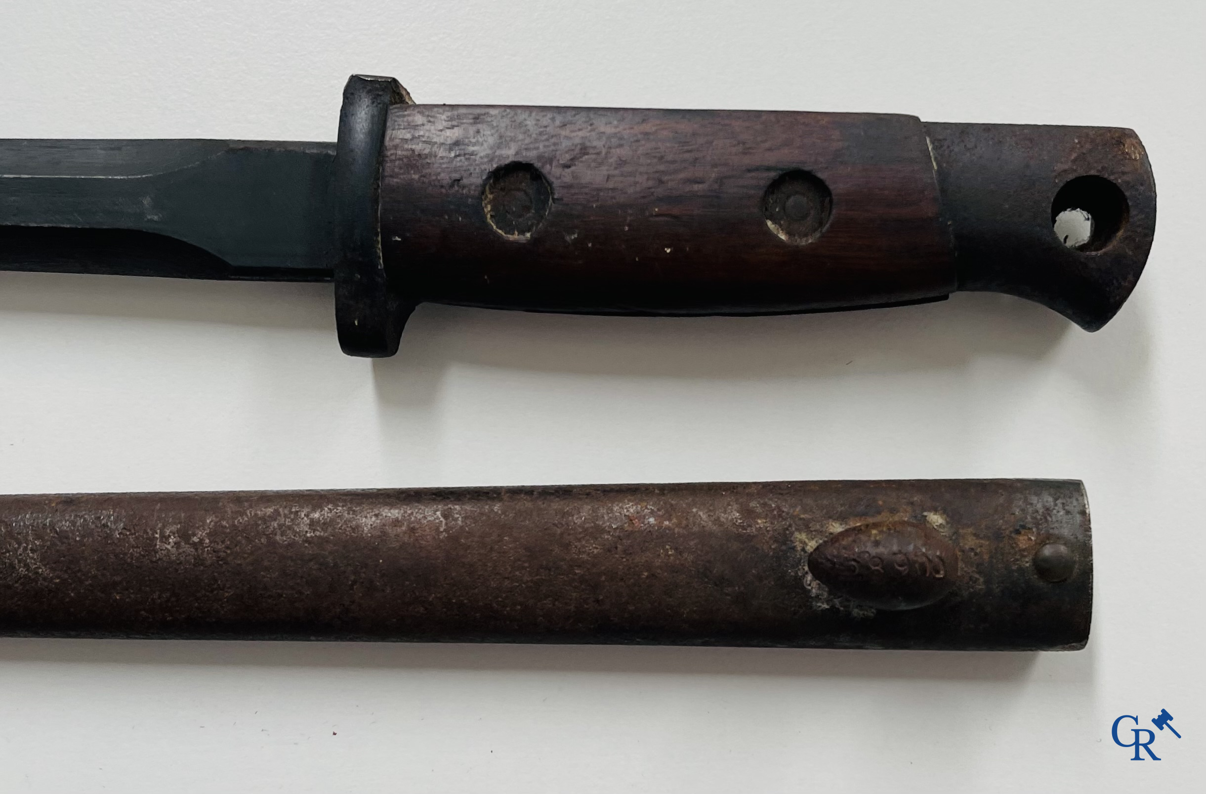 Militaria. W.K & Cie Solingen. Une épée avec fourreau marquée d'un L. 14 couronné. On y joint une baïonnette. (numéroté)