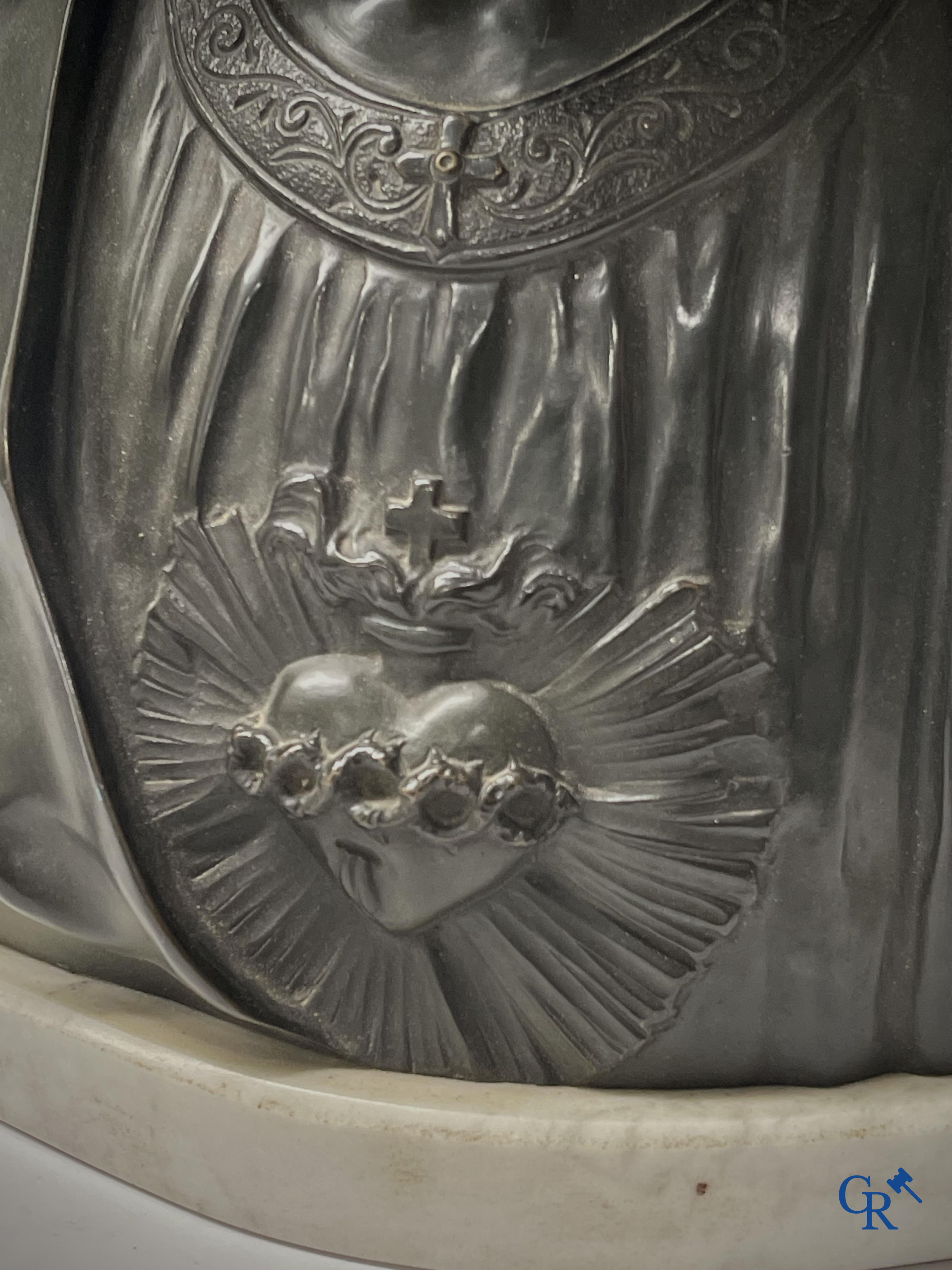 Objets religieux. A. Carli. Important buste en bronze finement ciselé et patiné du Christ, vers 1920.