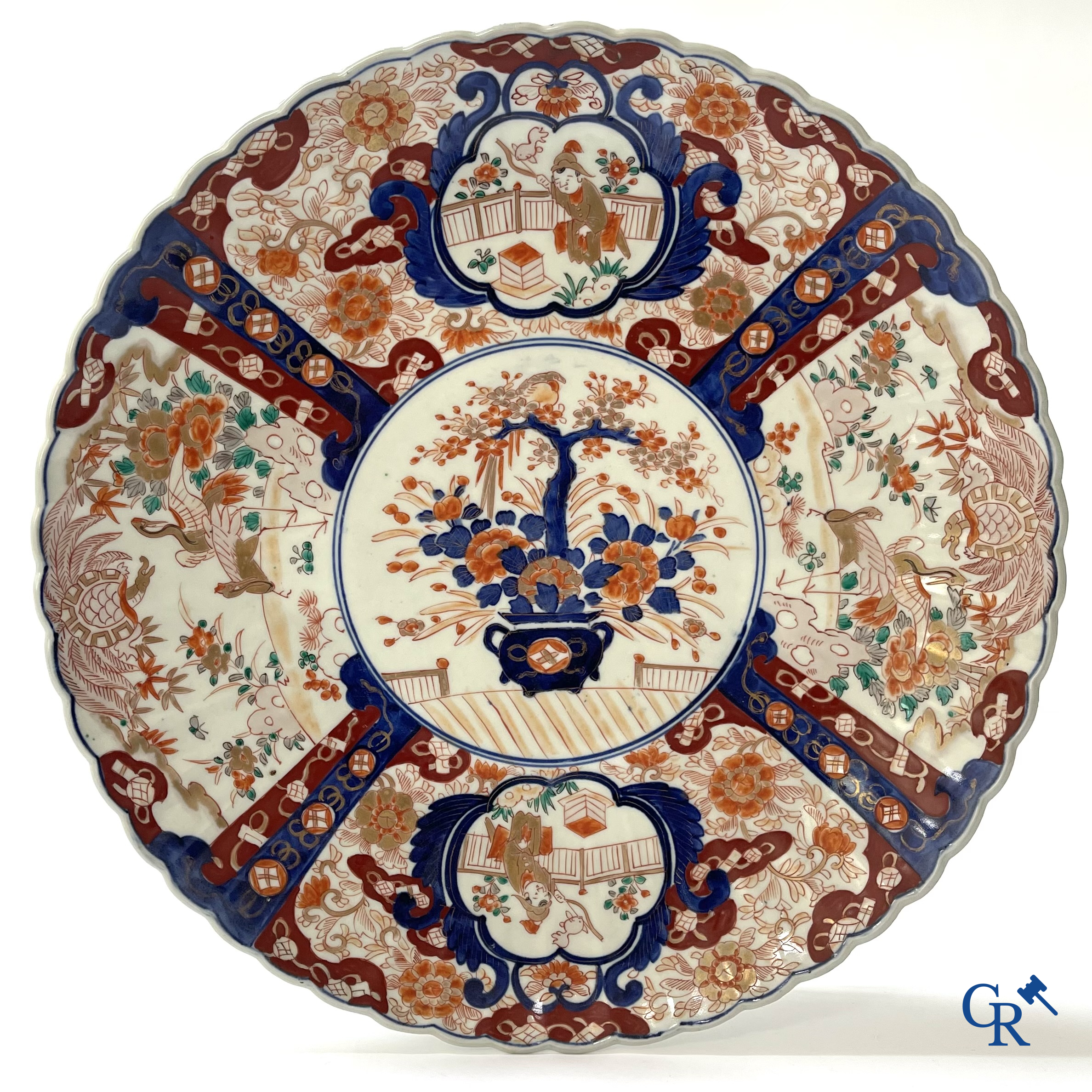 Aziatica. Een grote Japanse Imari schotel. 19e eeuw.